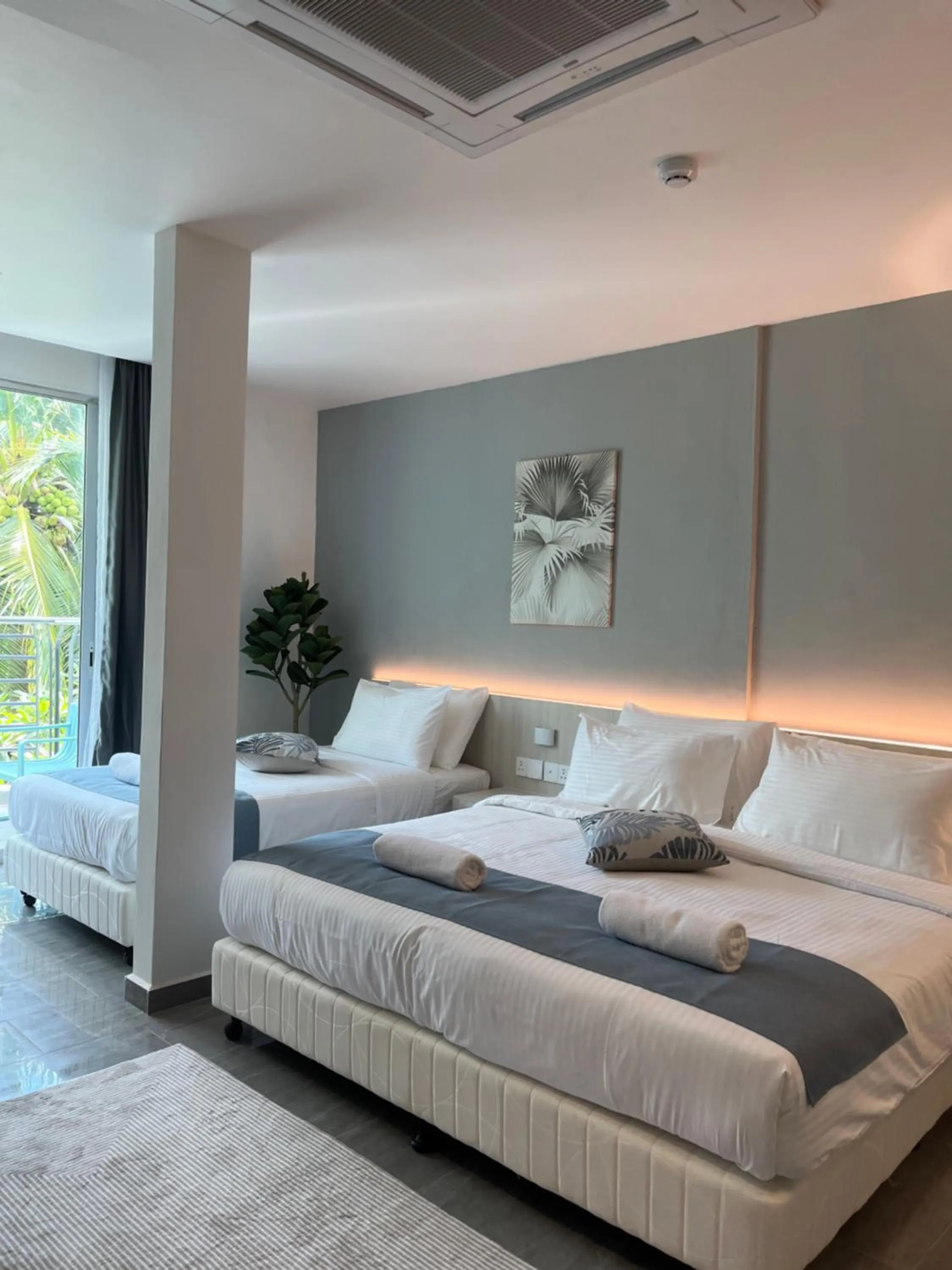 Bedroom, Bed in White Lodge