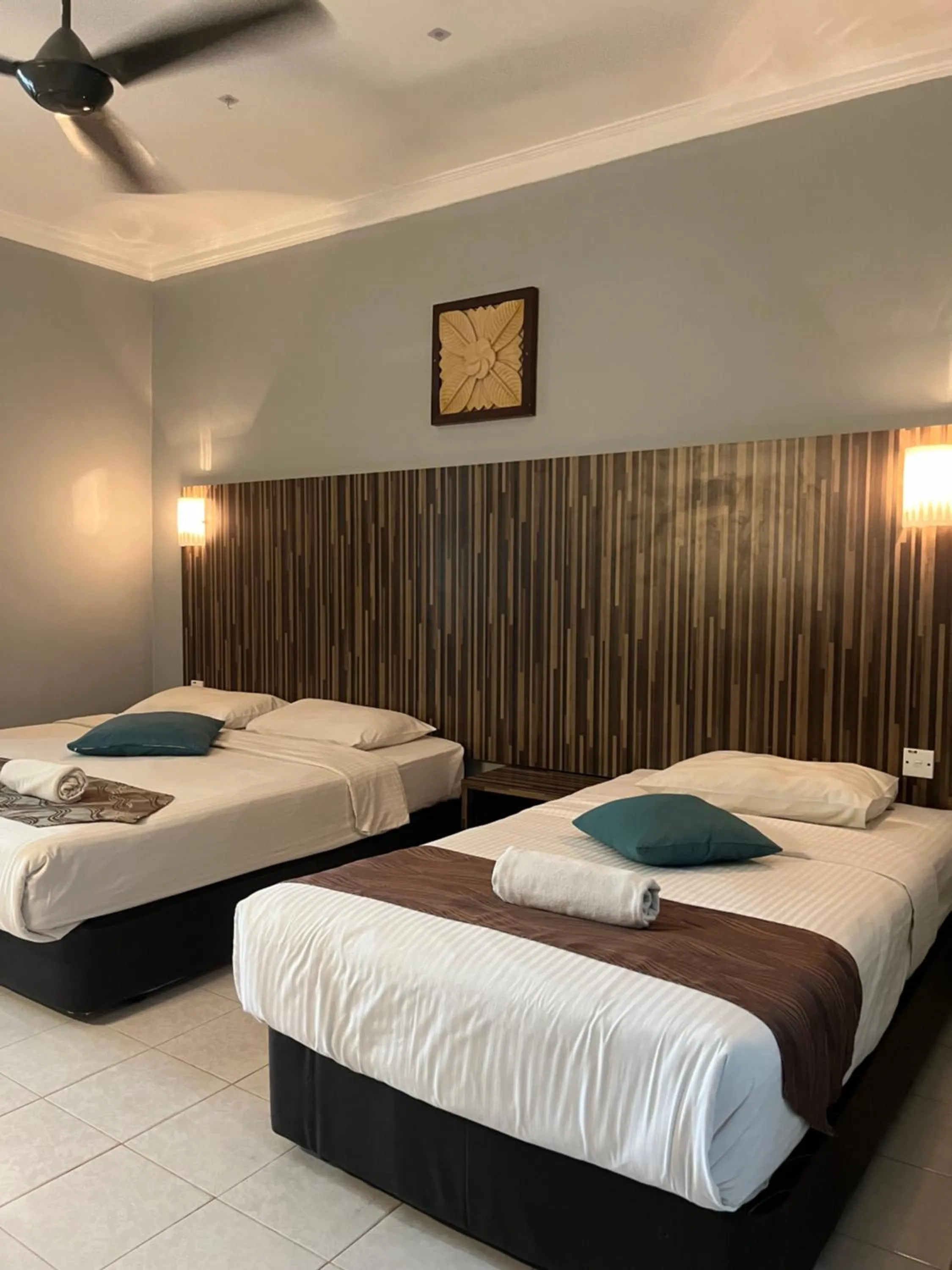 Photo of the whole room, Bed in White Lodge