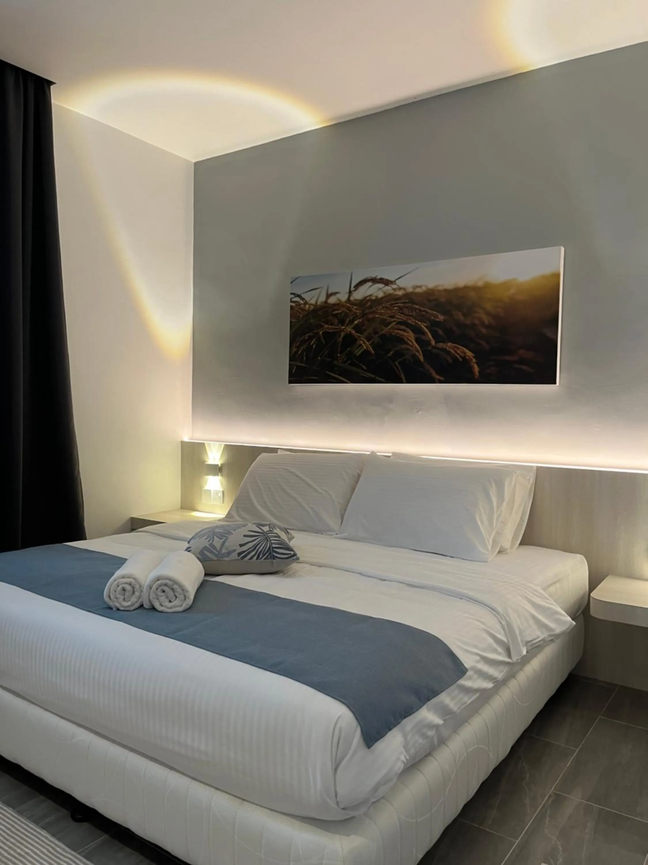 Bedroom, Bed in White Lodge