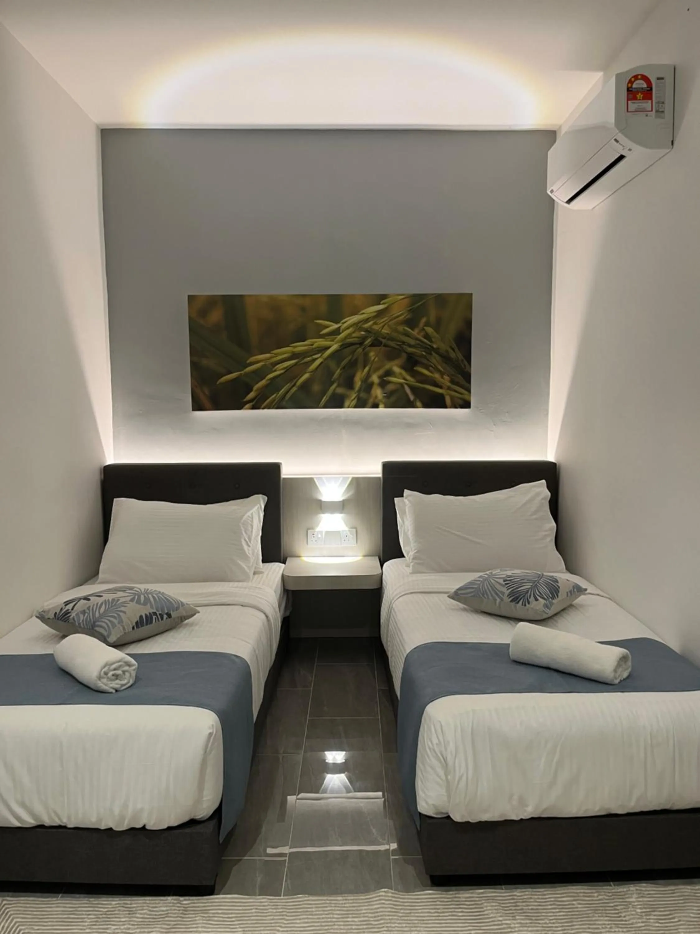 Bedroom, Bed in White Lodge