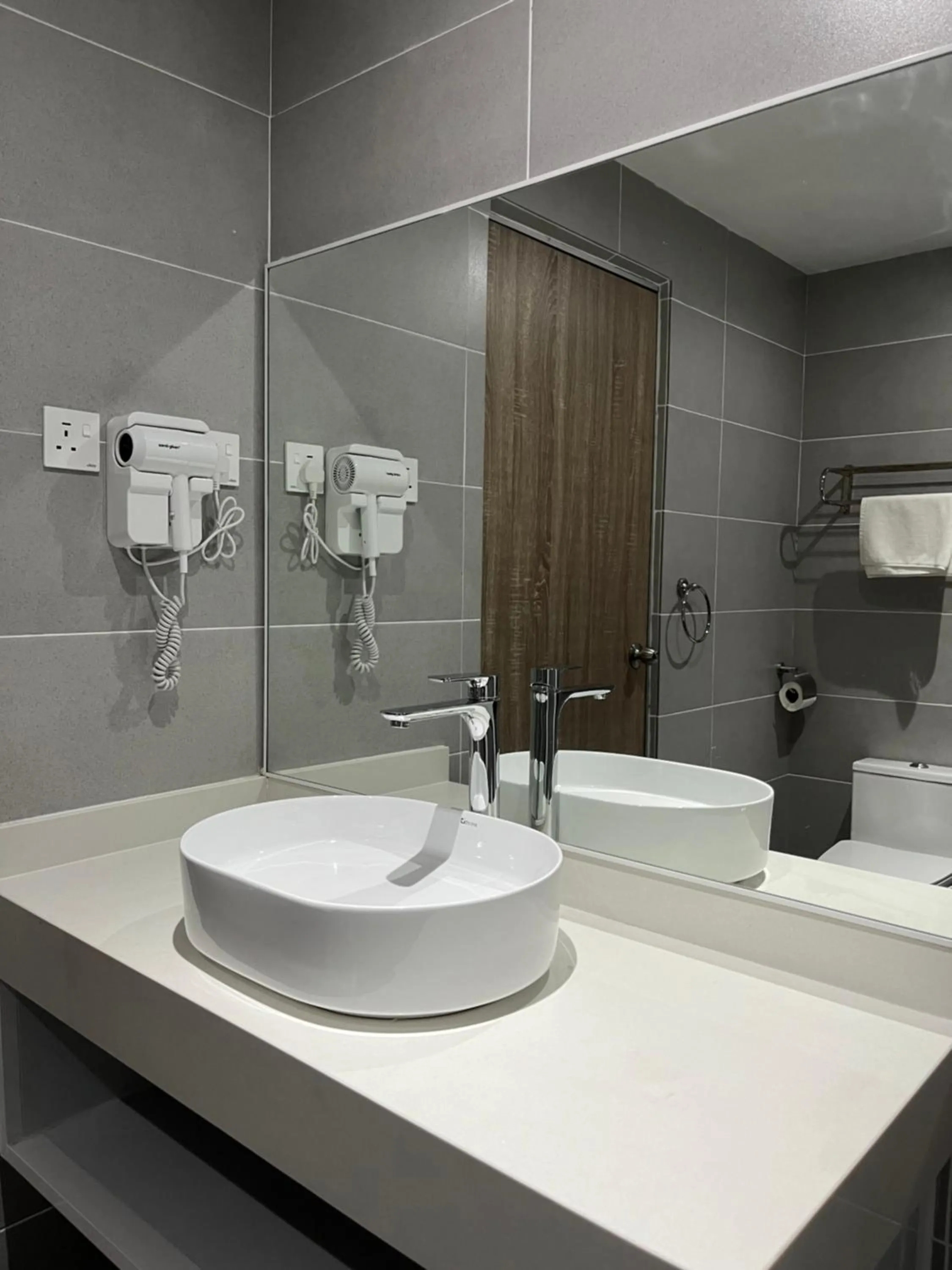 Bathroom in White Lodge