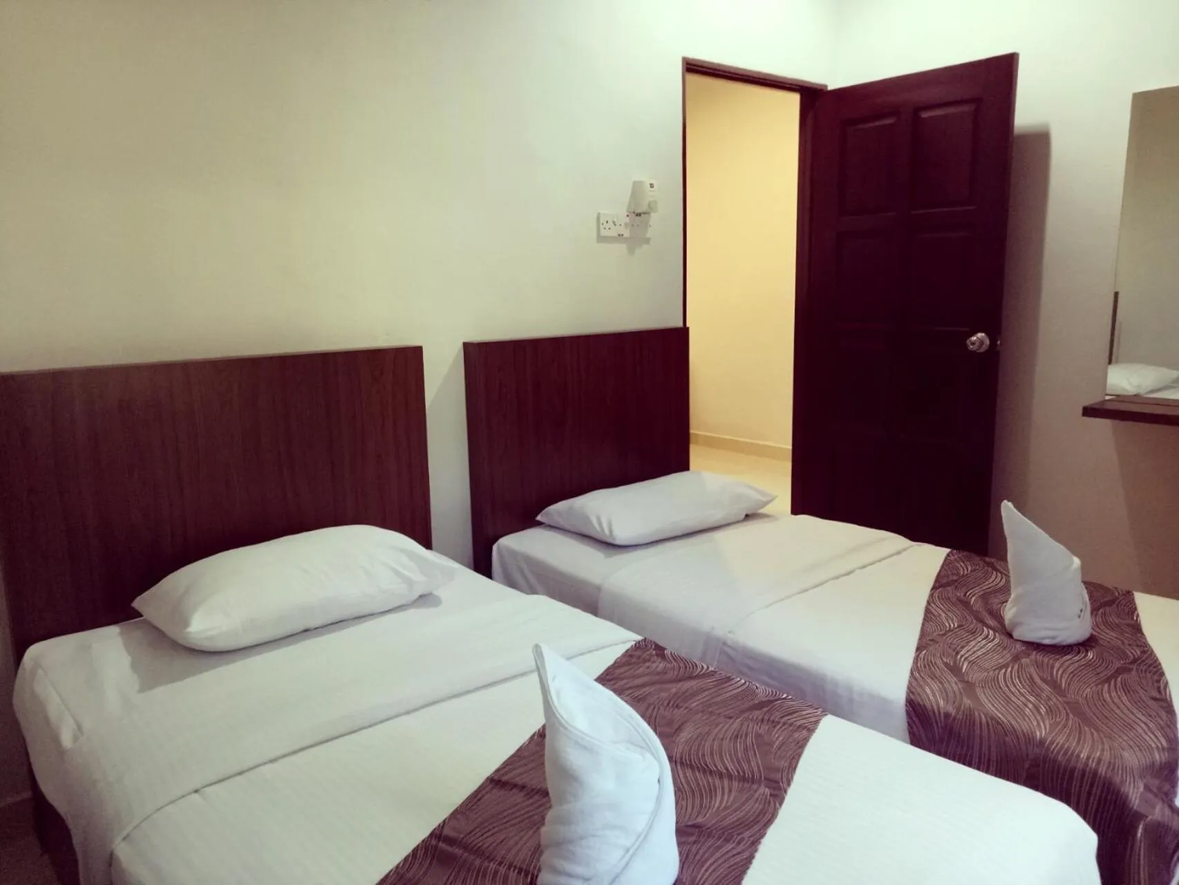 towels, Bed in White Lodge