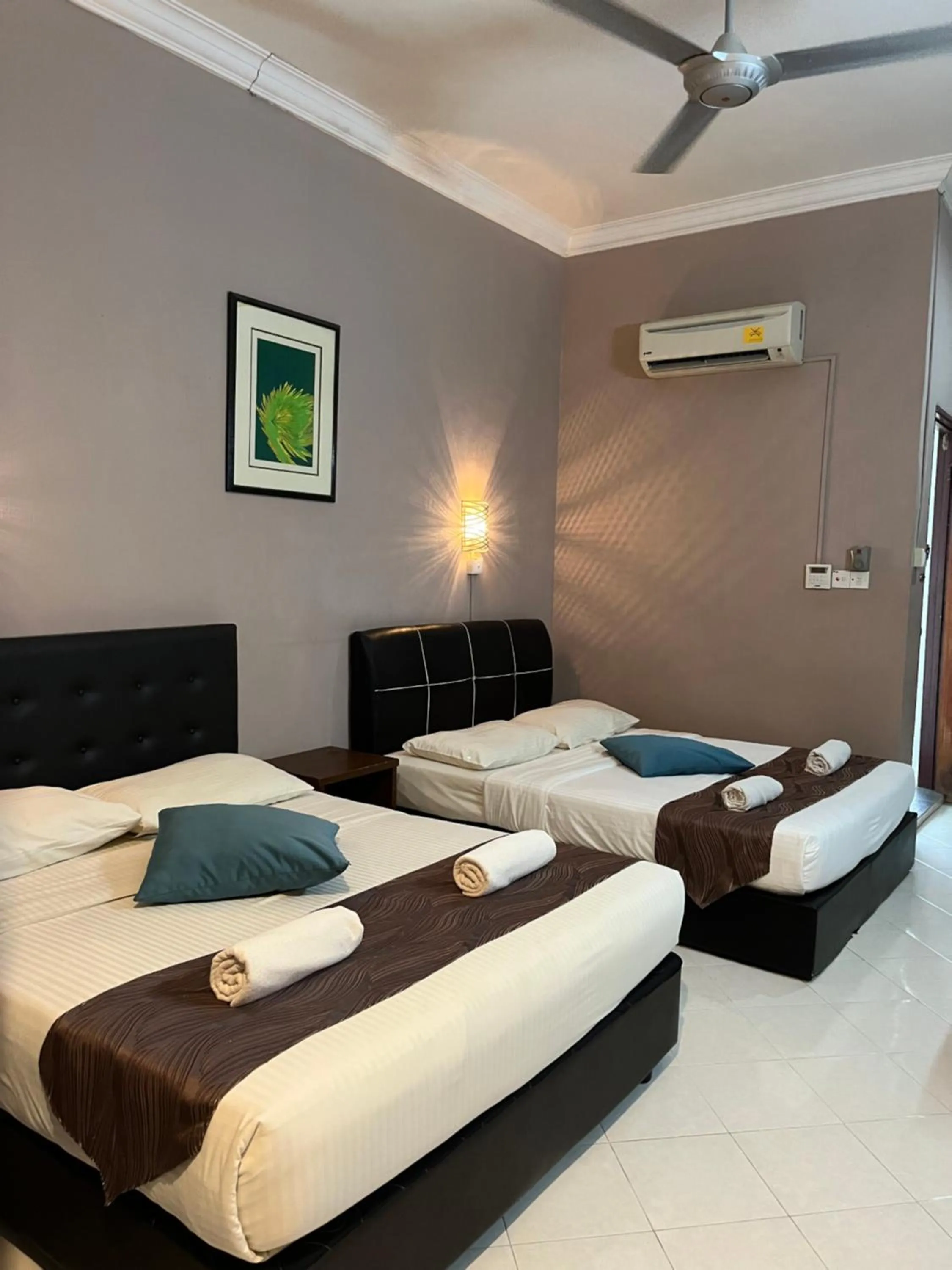 Photo of the whole room, Bed in White Lodge