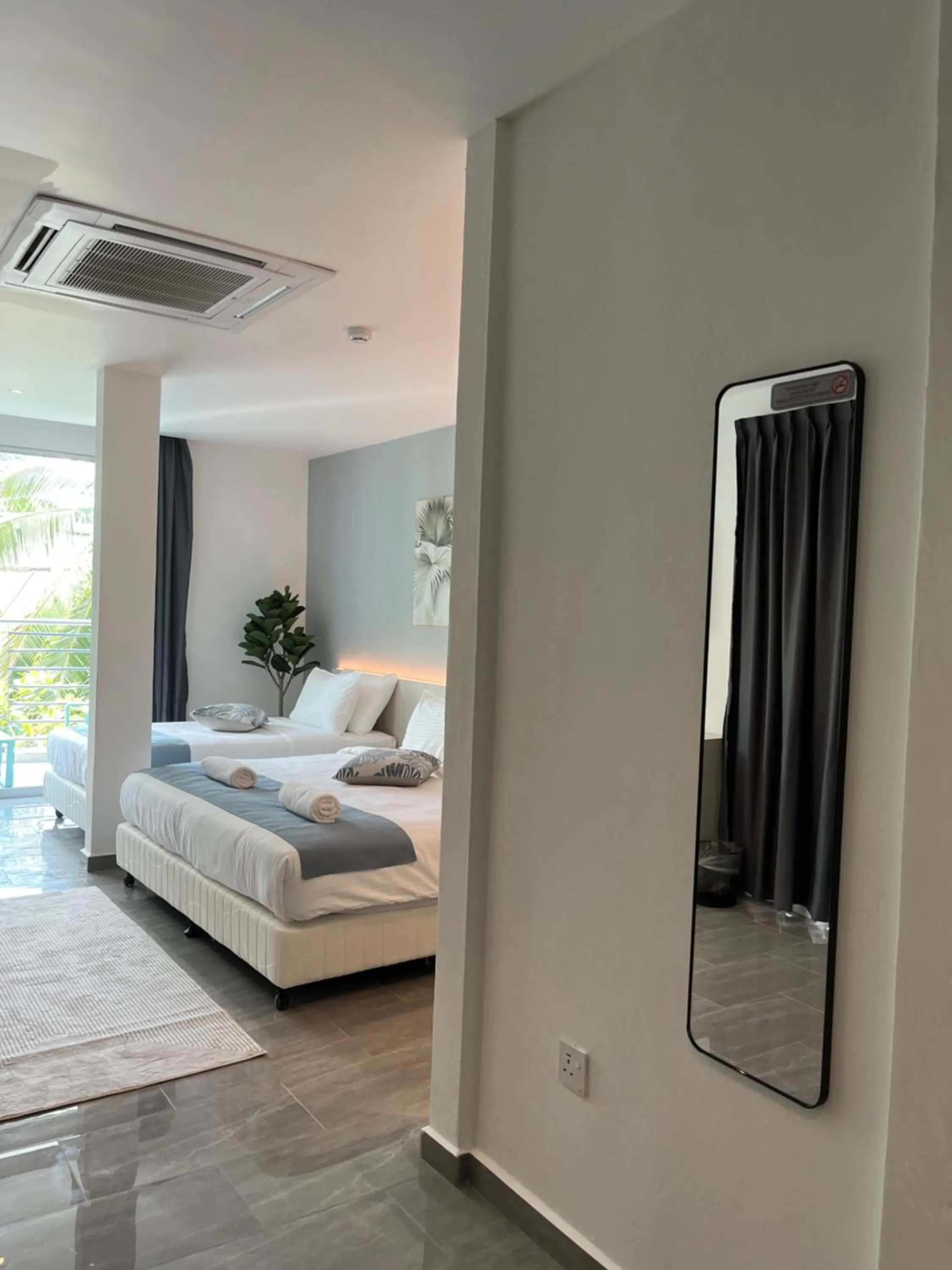 Seating area, Bed in White Lodge