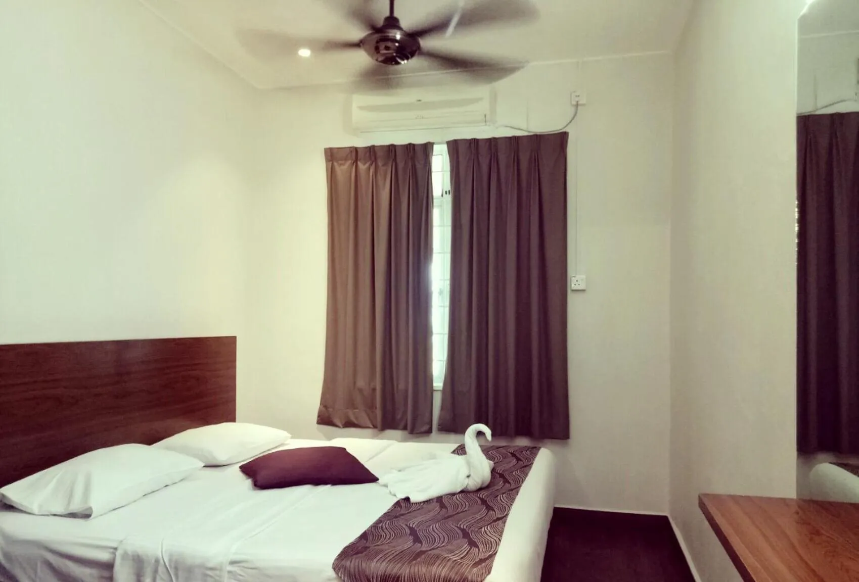 Photo of the whole room, Bed in White Lodge