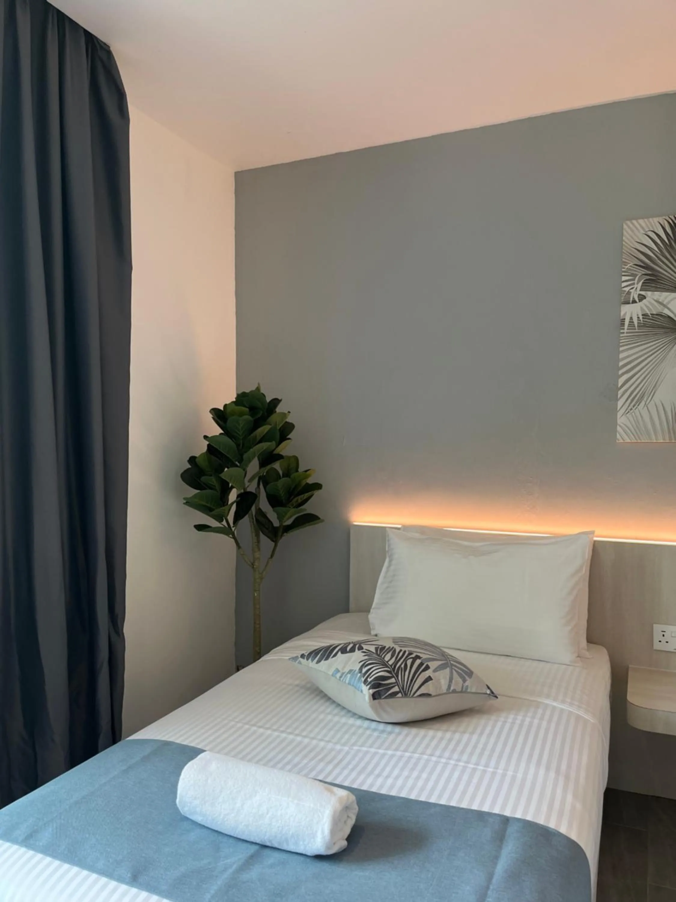 Photo of the whole room, Bed in White Lodge