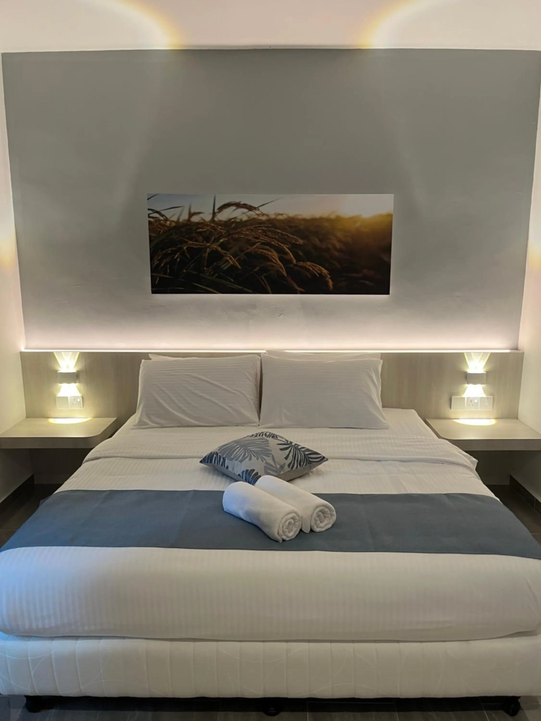 Photo of the whole room, Bed in White Lodge