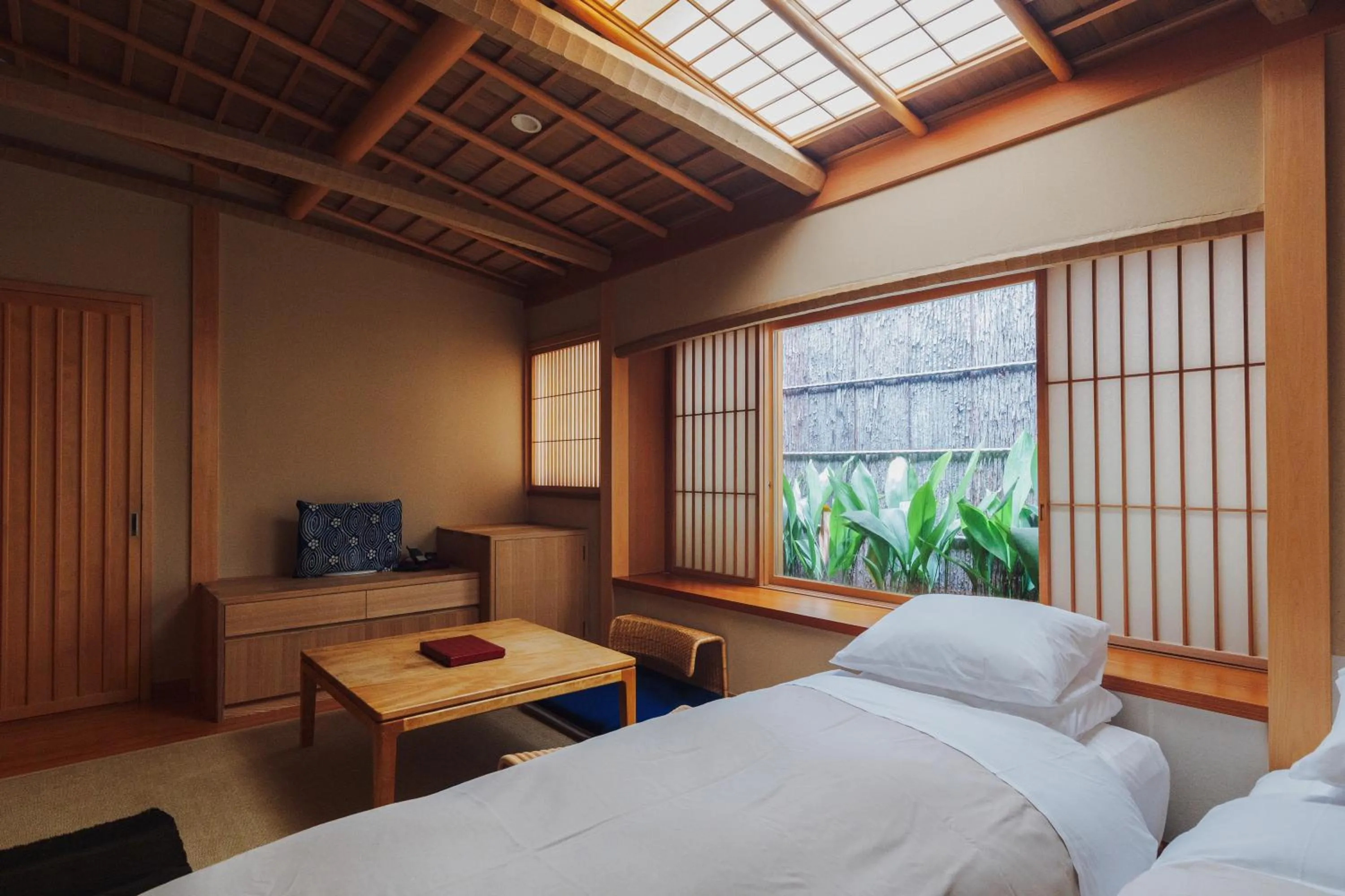 Living room, Bed in Ryokan Motonago