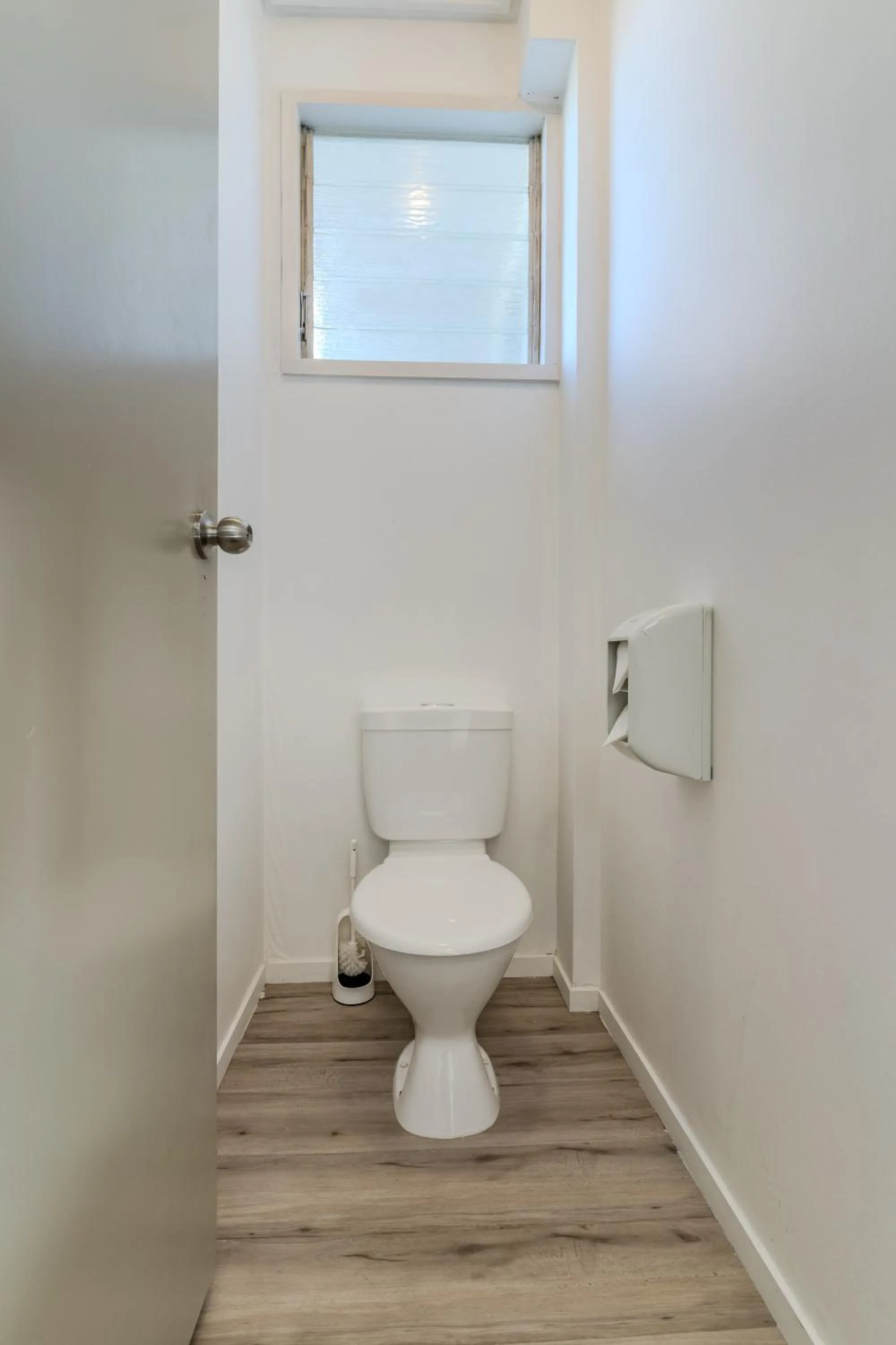 Toilet in George Street Motel Apartments