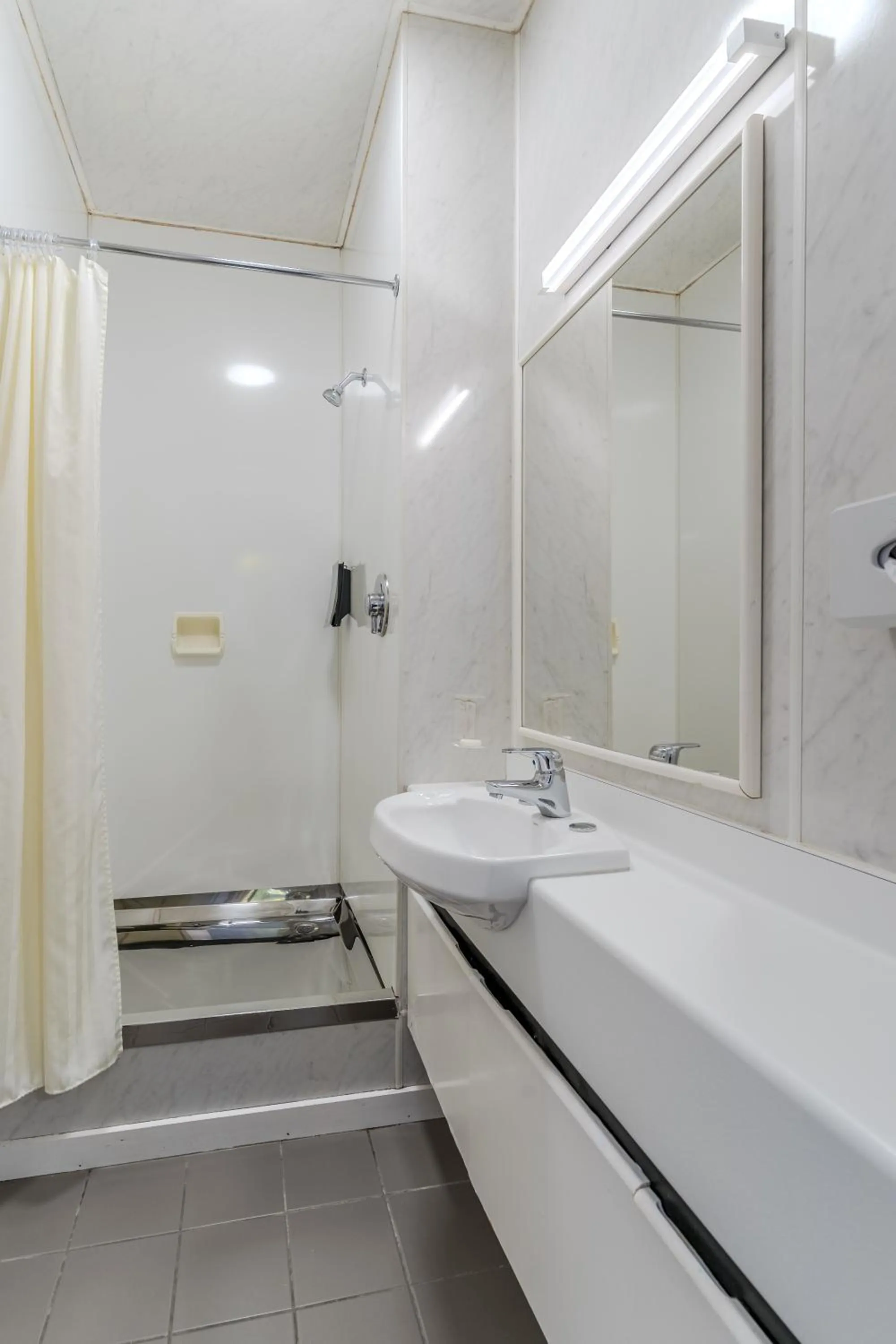 Bathroom in George Street Motel Apartments