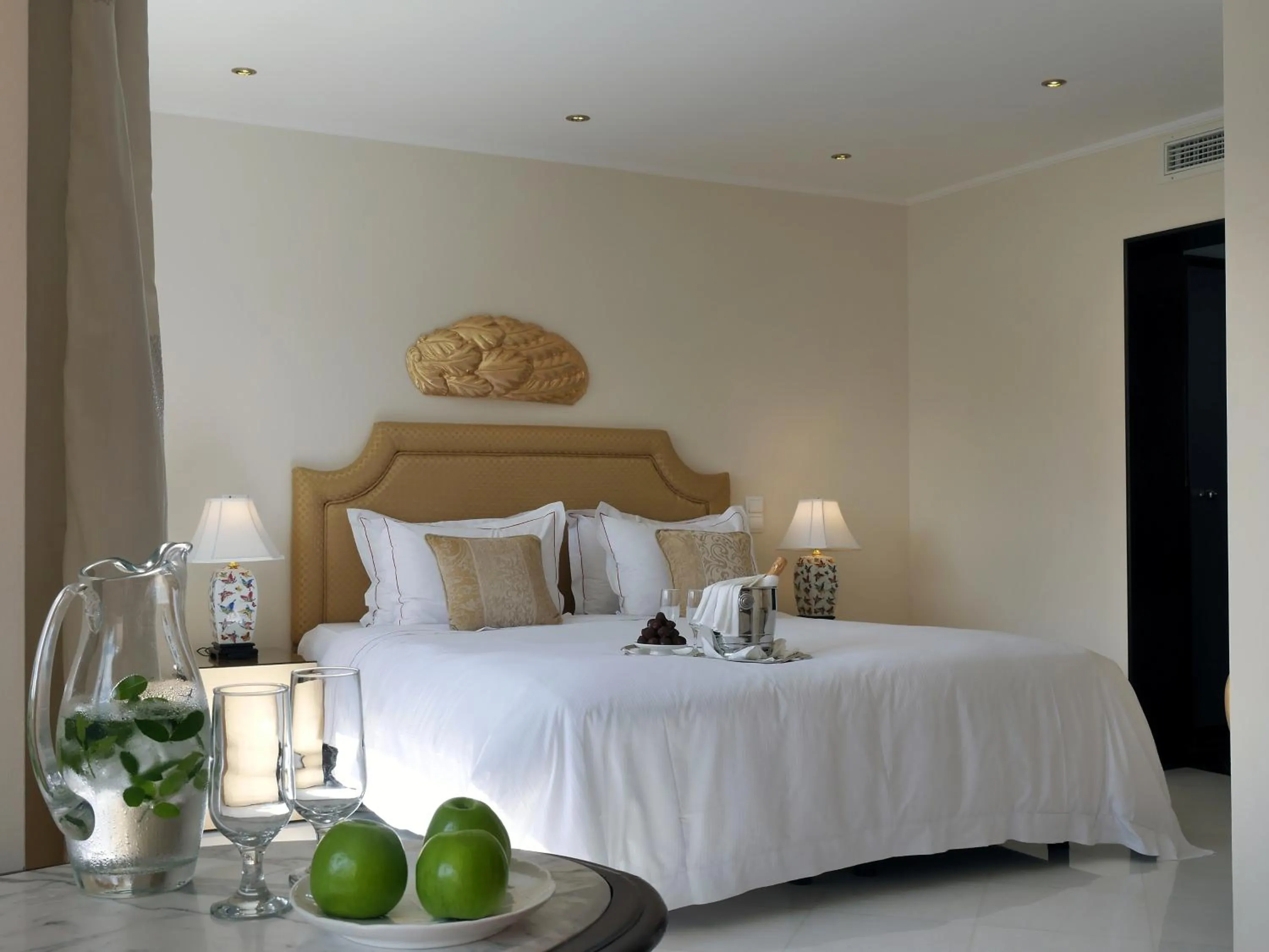 Bed in Out Of The Blue Resort & Spa