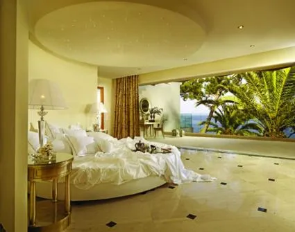 Bed in Out Of The Blue Resort & Spa