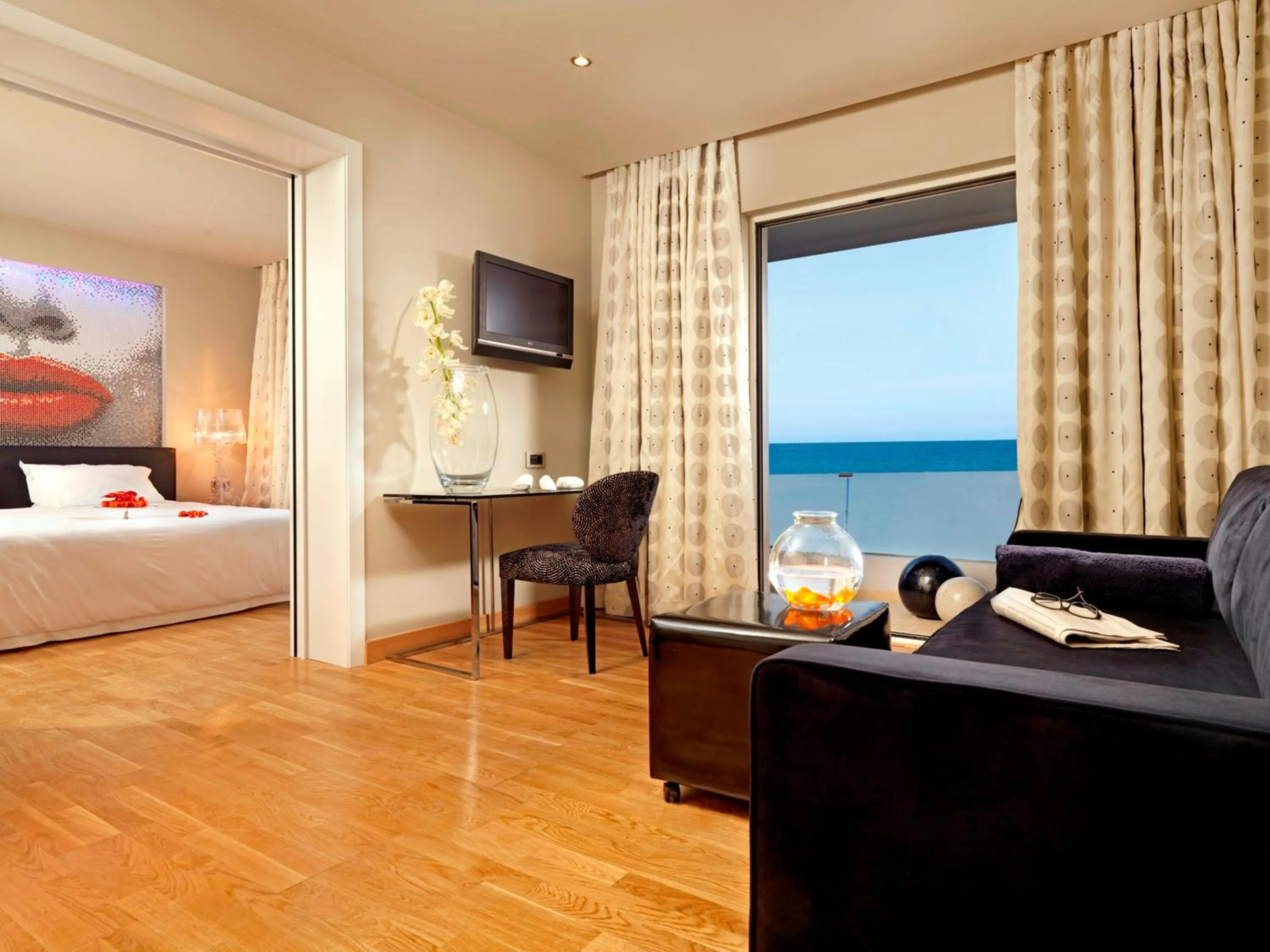 Living room, Bed in Out Of The Blue Resort & Spa