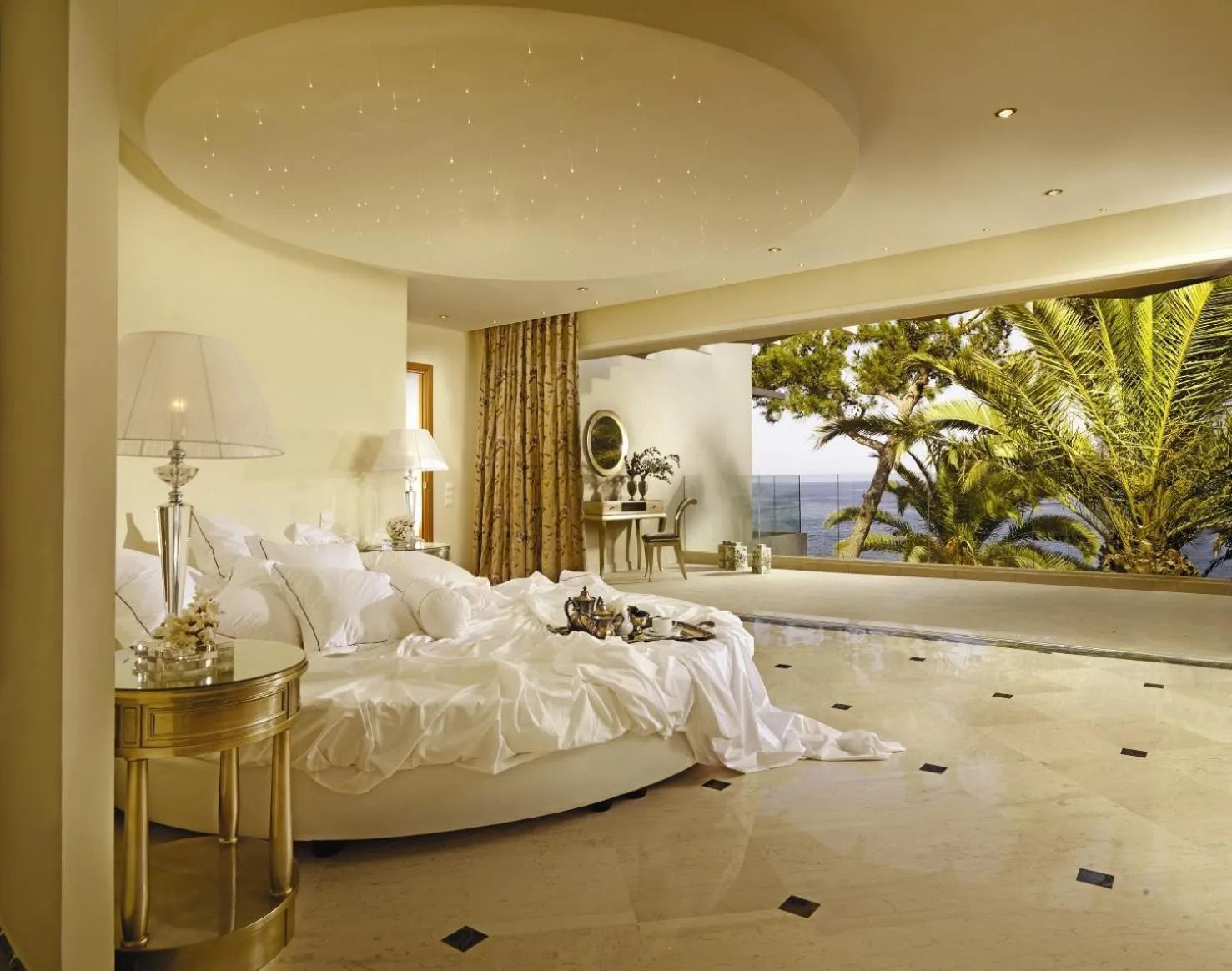 Bed in Out Of The Blue Resort & Spa