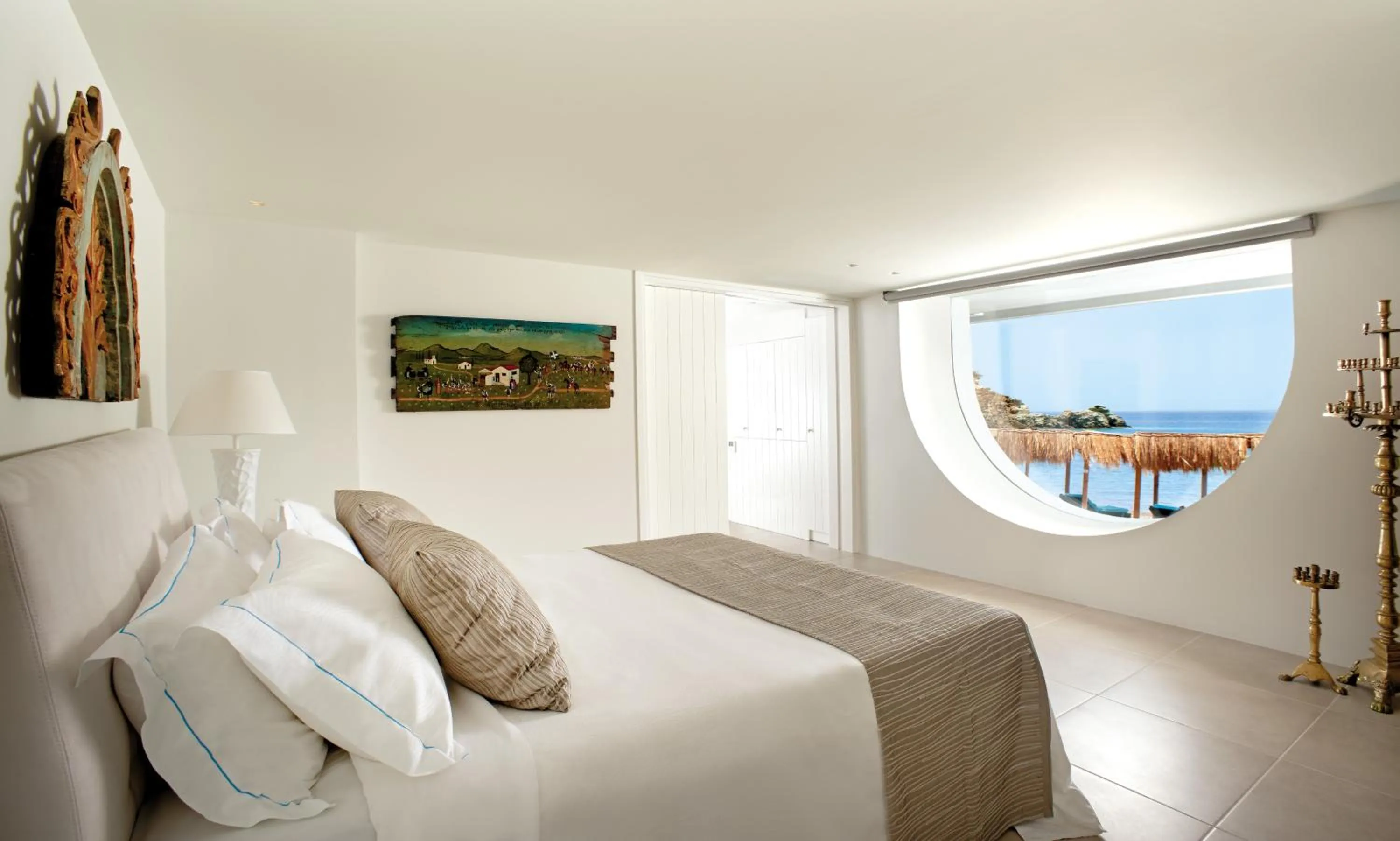 Bed in Out Of The Blue Resort & Spa