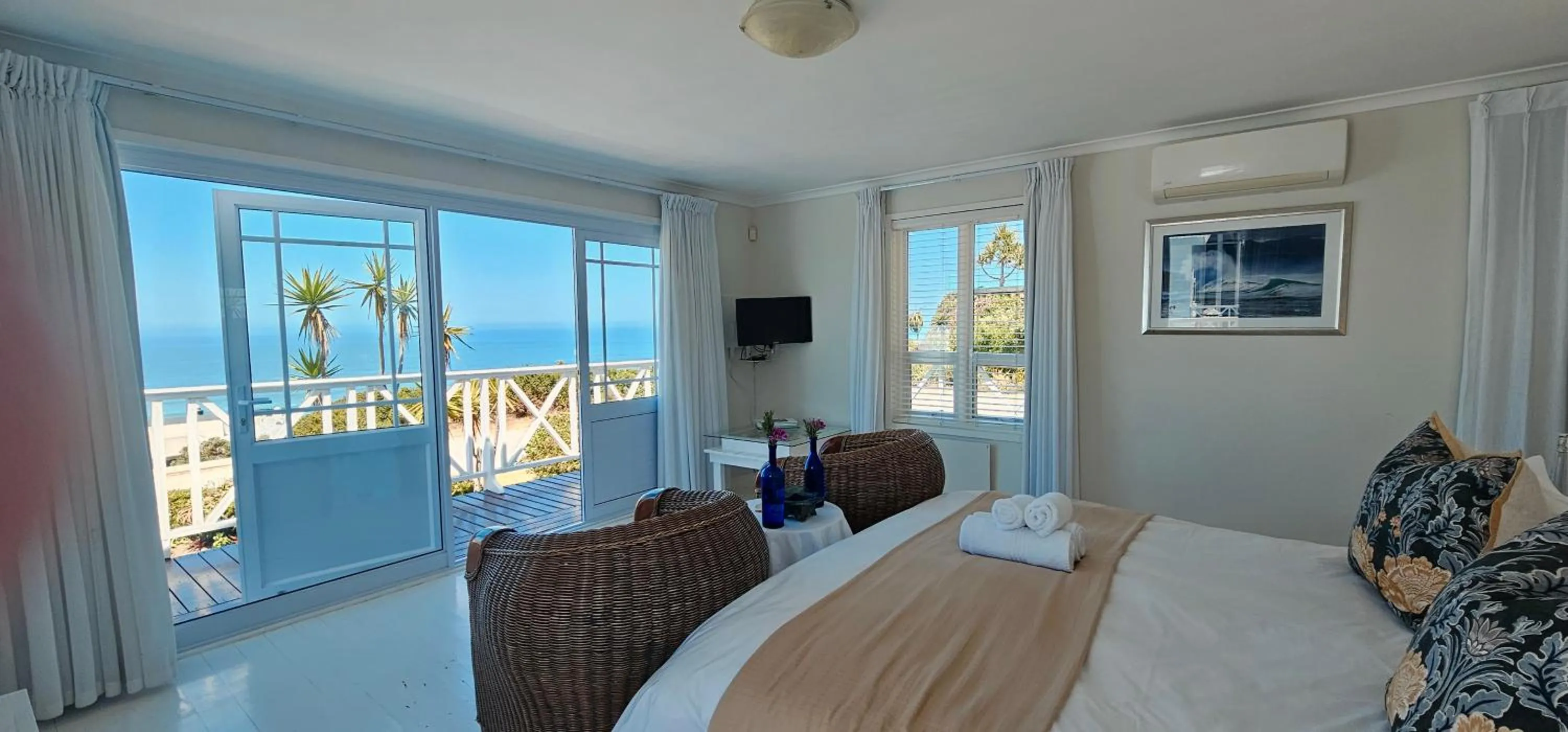 Sea view, Bed in Brenton Beach House