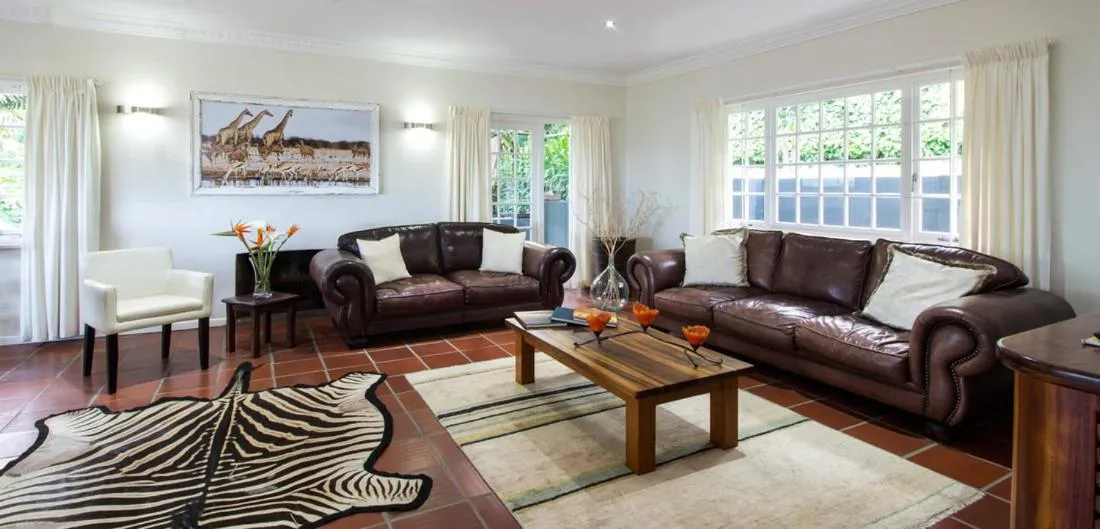 Communal lounge/ TV room in South Villa Guesthouse&Garden