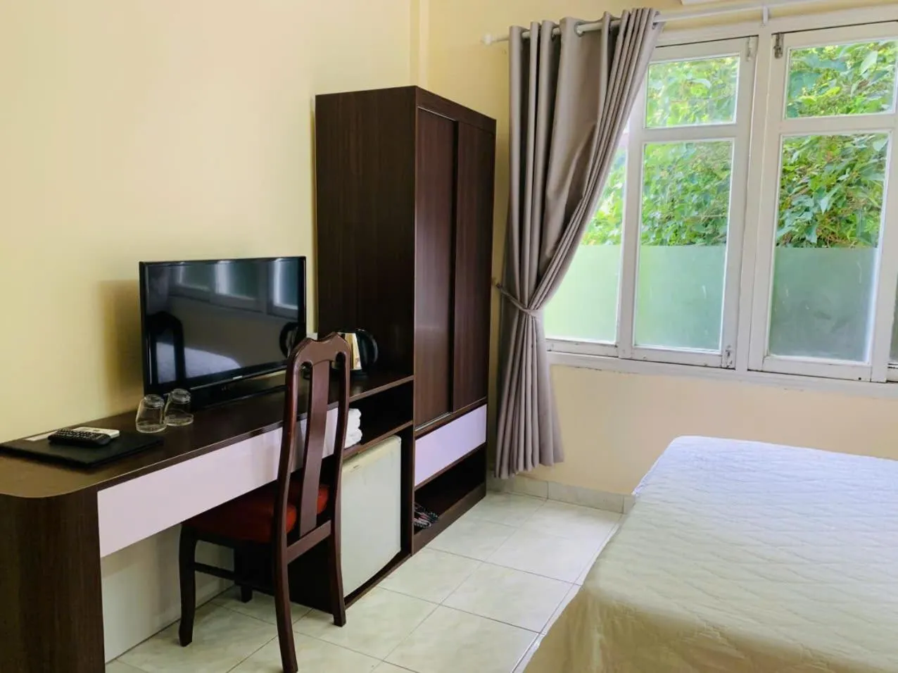 furniture, Bed in Lam Son Hotel