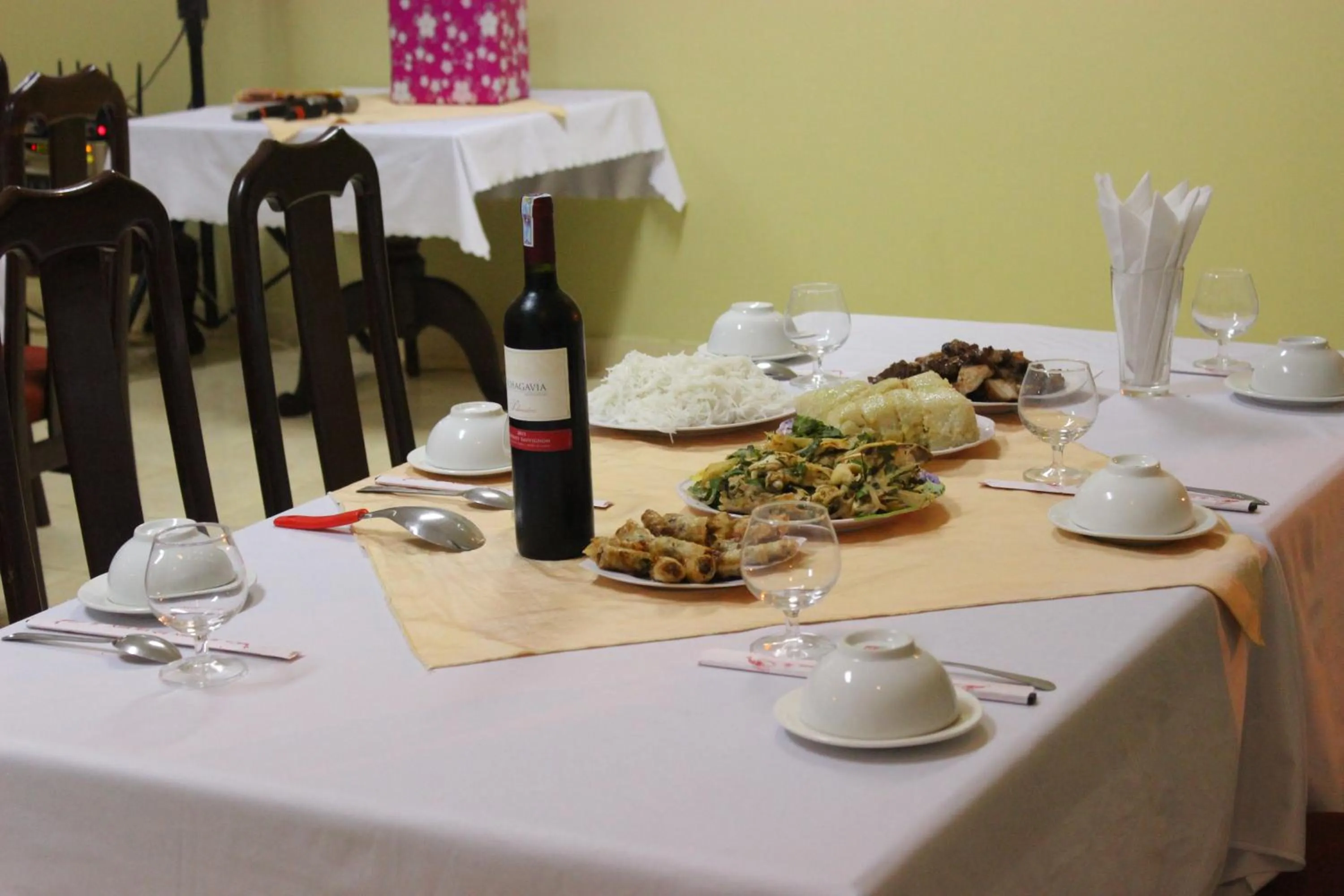 Restaurant/places to eat in Lam Son Hotel