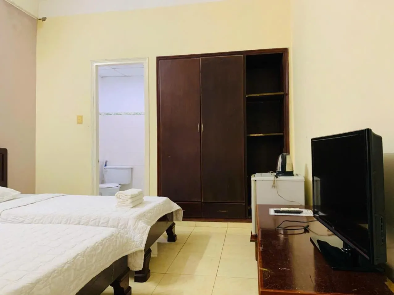 Bedroom, Bed in Lam Son Hotel