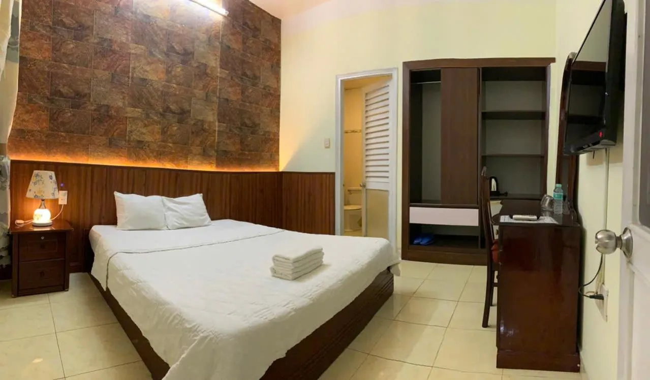 Photo of the whole room, Bed in Lam Son Hotel