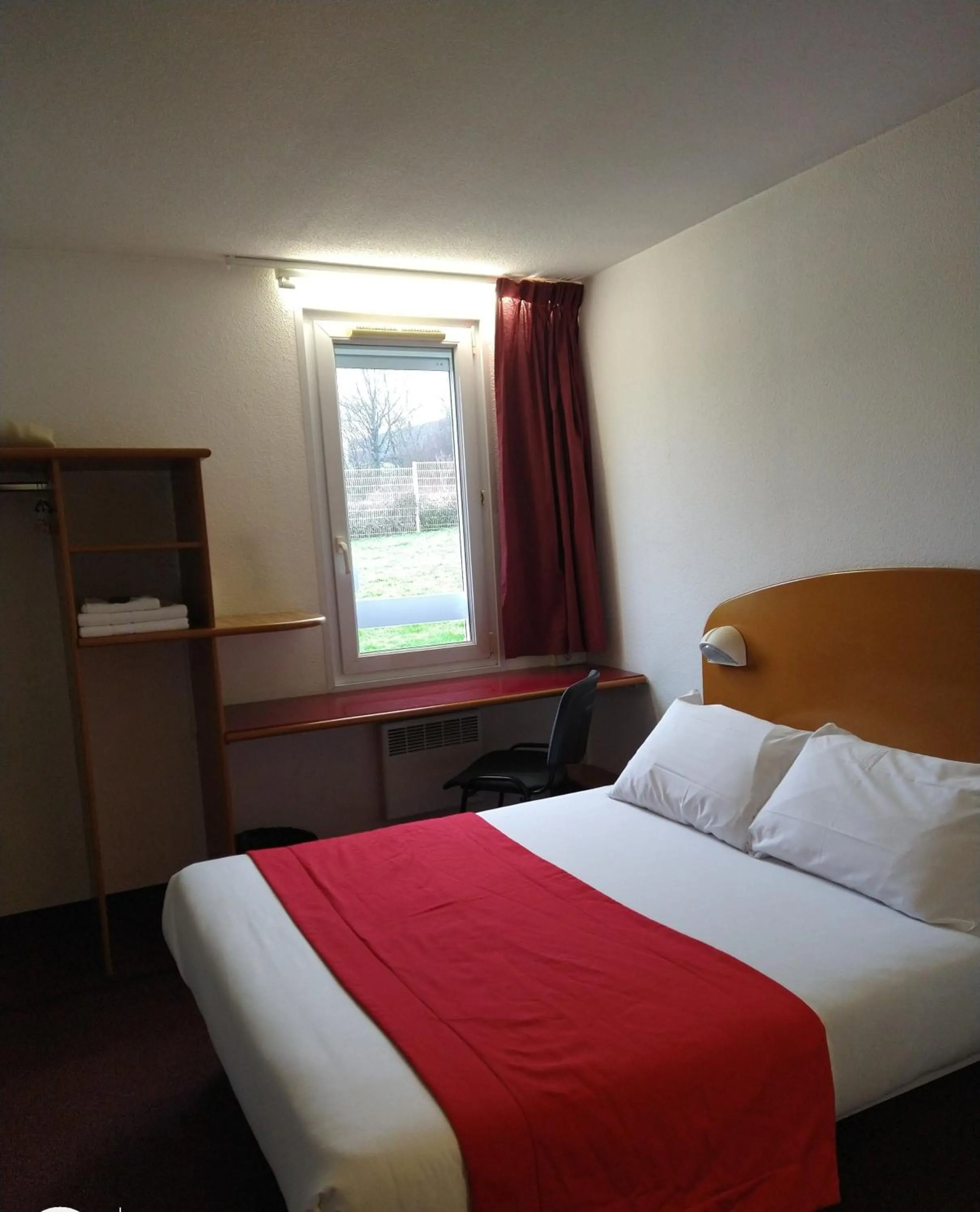 Photo of the whole room, Bed in Quick Palace Le Mans