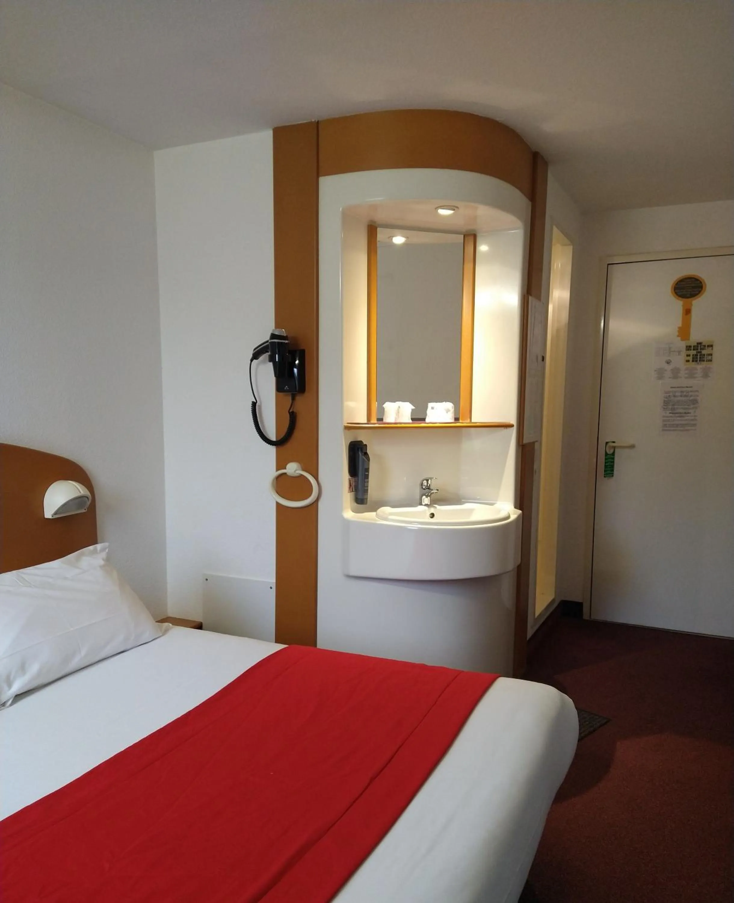 Photo of the whole room, Bed in Quick Palace Le Mans