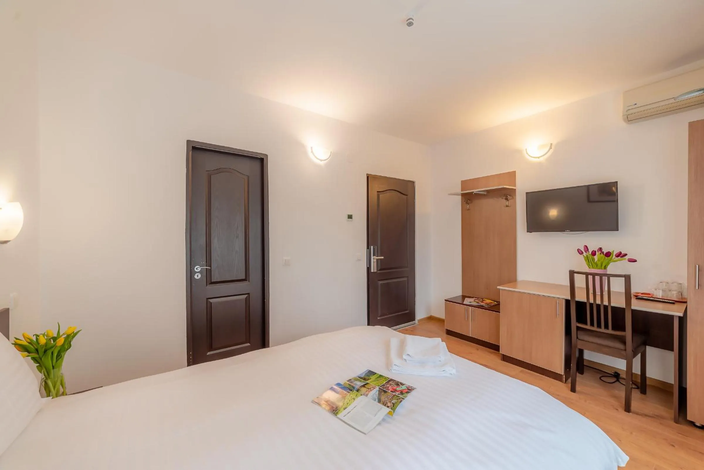 Photo of the whole room, Bed in Pension Cluj