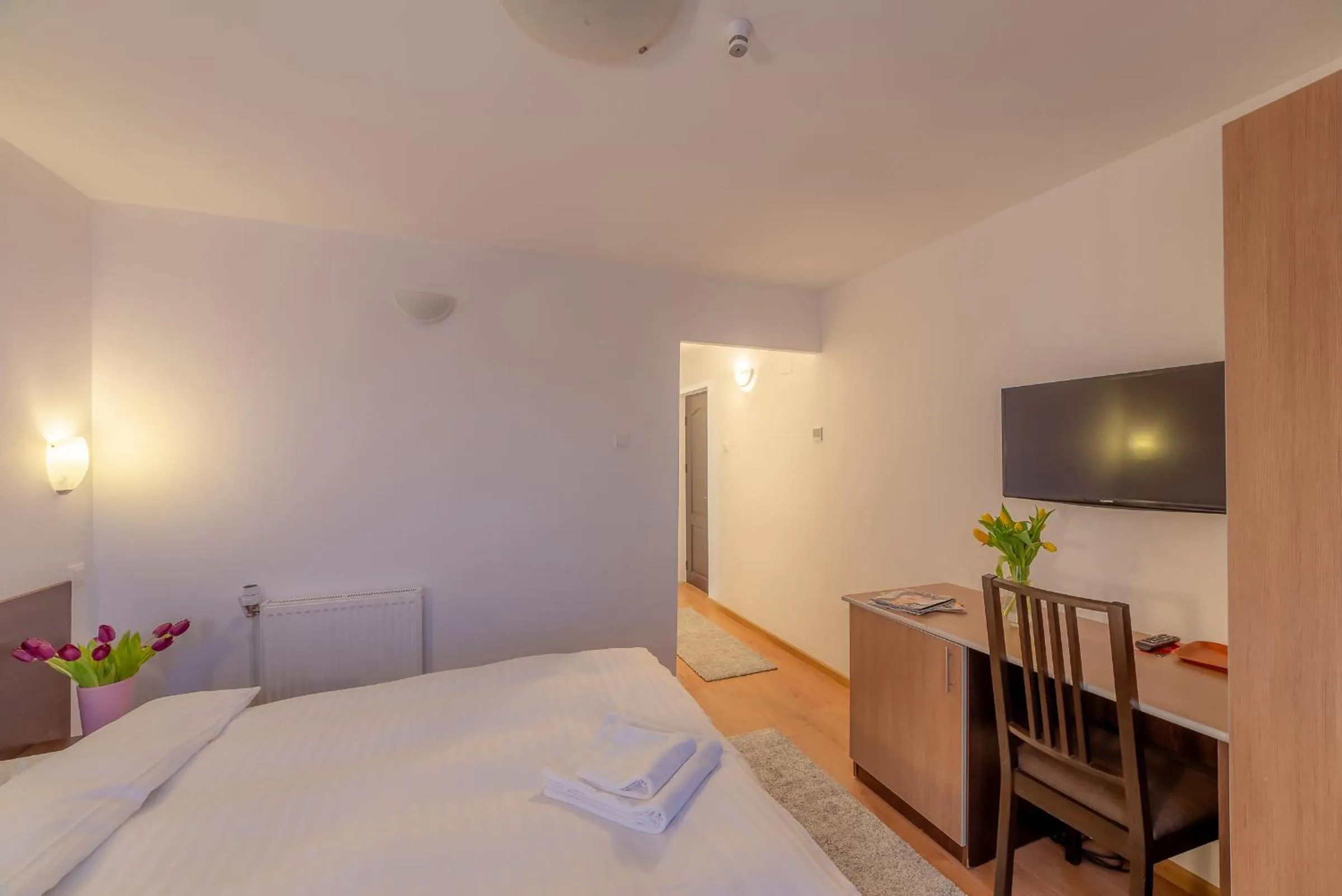 Photo of the whole room, Bed in Pension Cluj