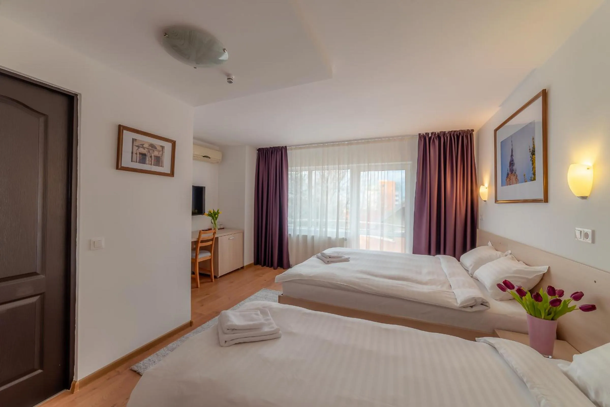 Photo of the whole room, Bed in Pension Cluj