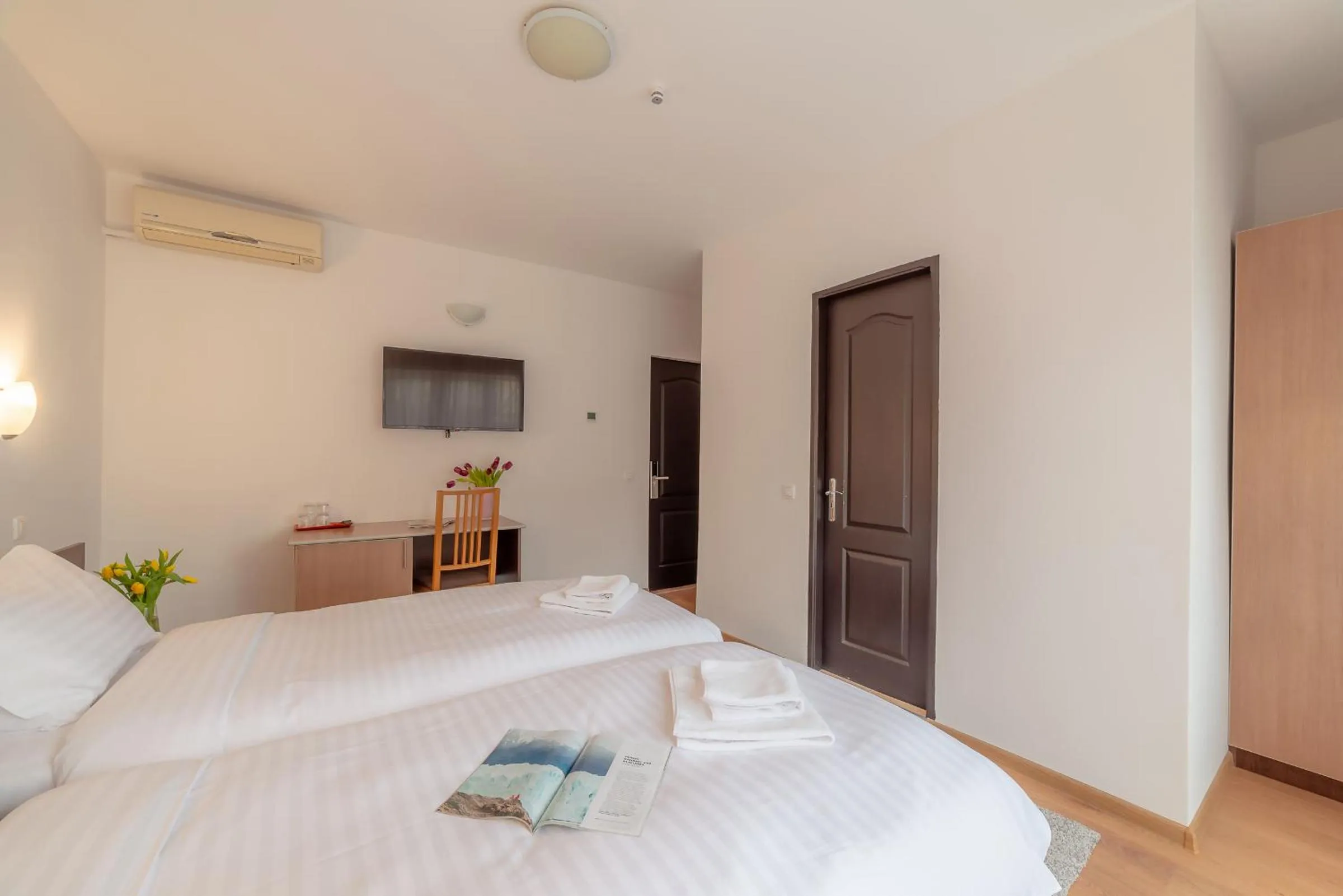 Photo of the whole room, Bed in Pension Cluj