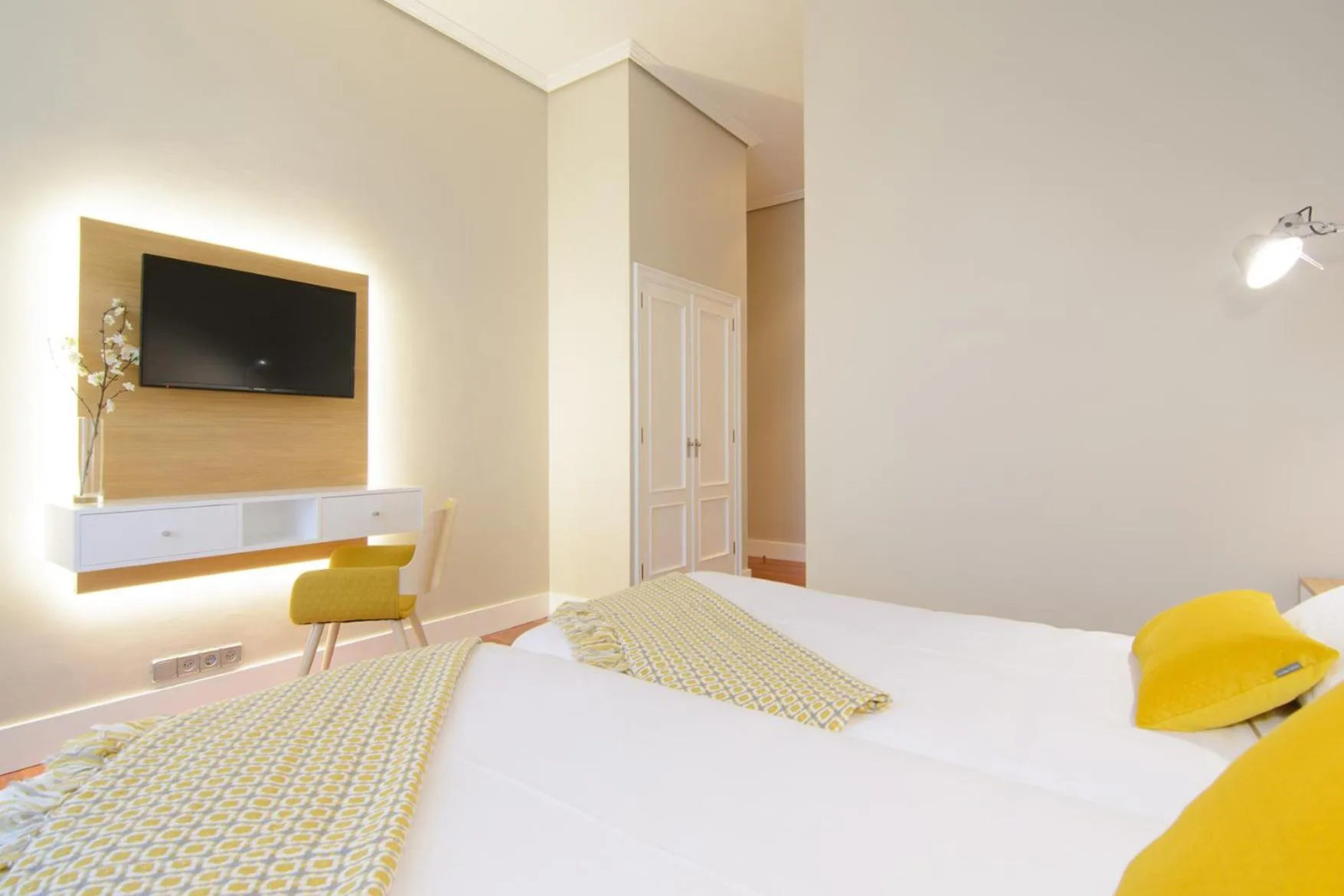 Photo of the whole room, Bed in Pazo de Mendoza