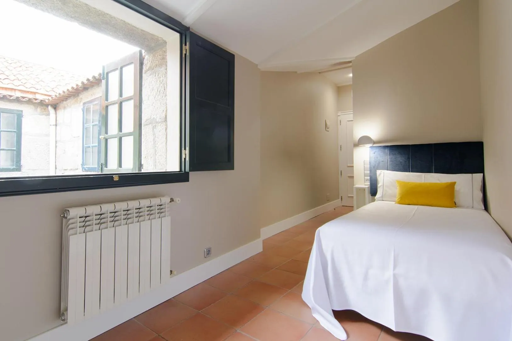 Photo of the whole room, Bed in Pazo de Mendoza