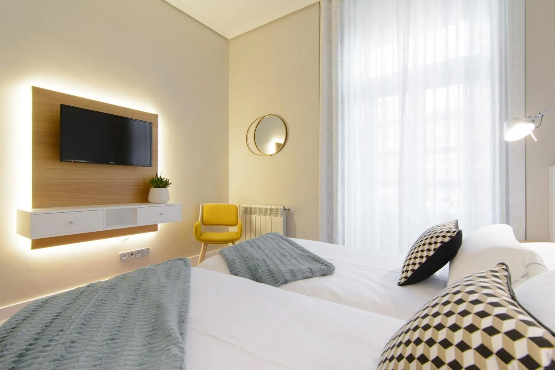 Photo of the whole room, Bed in Pazo de Mendoza