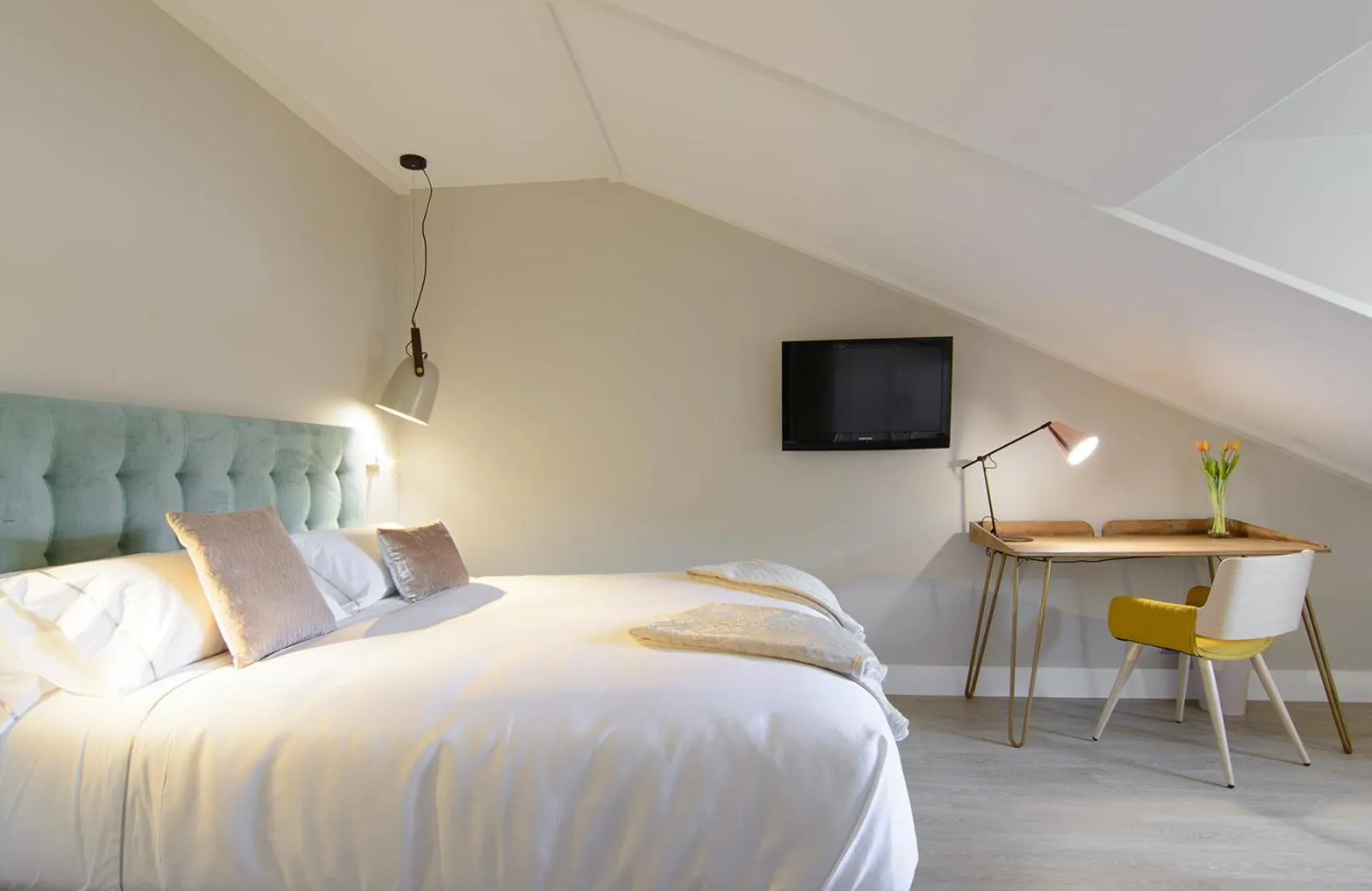 Photo of the whole room, Bed in Pazo de Mendoza