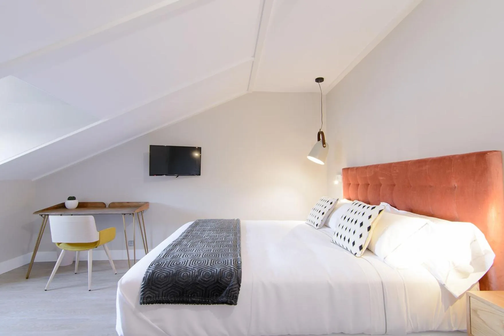 Photo of the whole room, Bed in Pazo de Mendoza