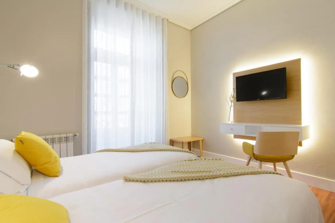 Photo of the whole room, Bed in Pazo de Mendoza