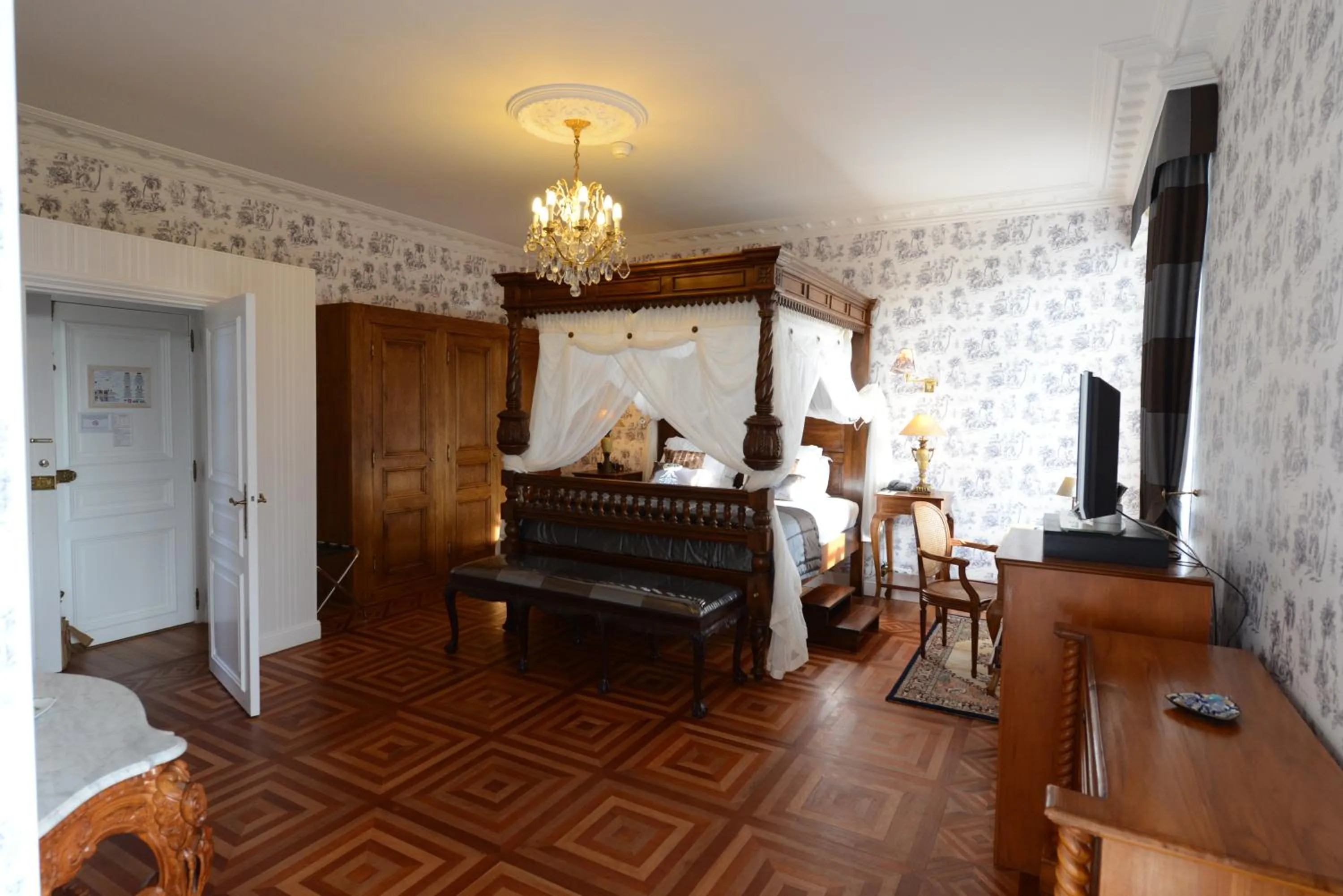 hair dresser in Chateau Du Boisniard