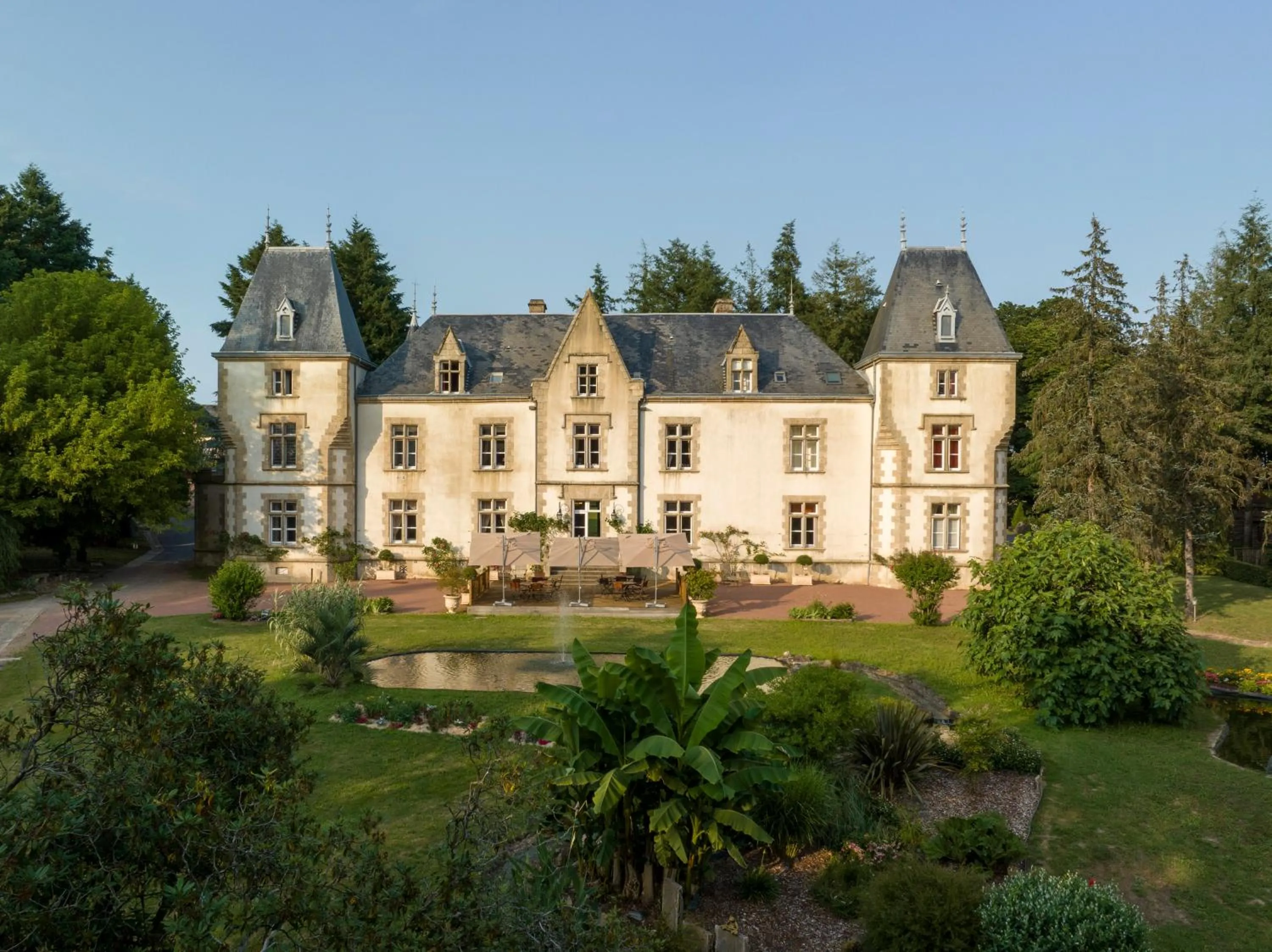 Property building in Chateau Du Boisniard