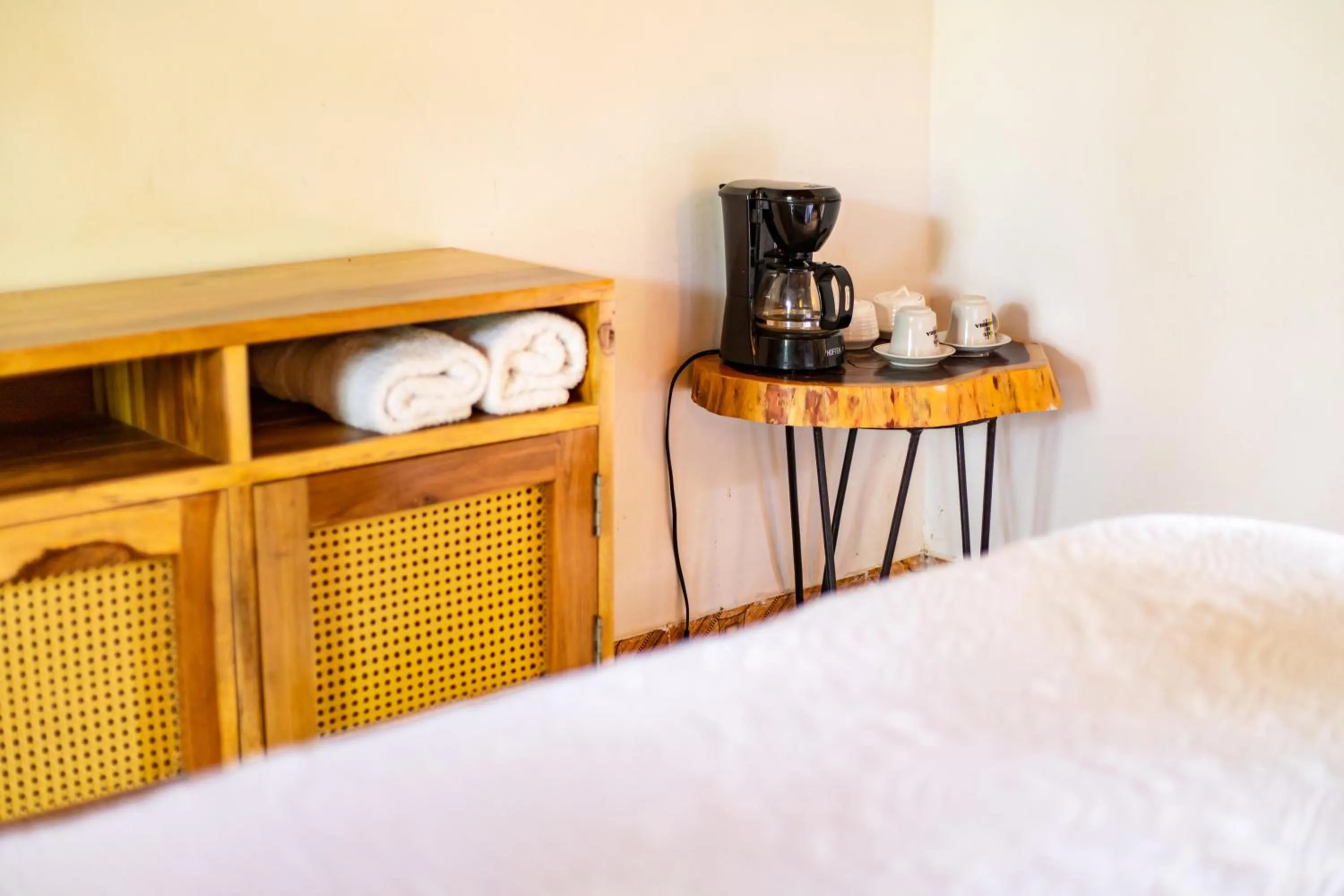 Coffee/tea facilities, Bed in Portales del Tayrona Garden Hotel