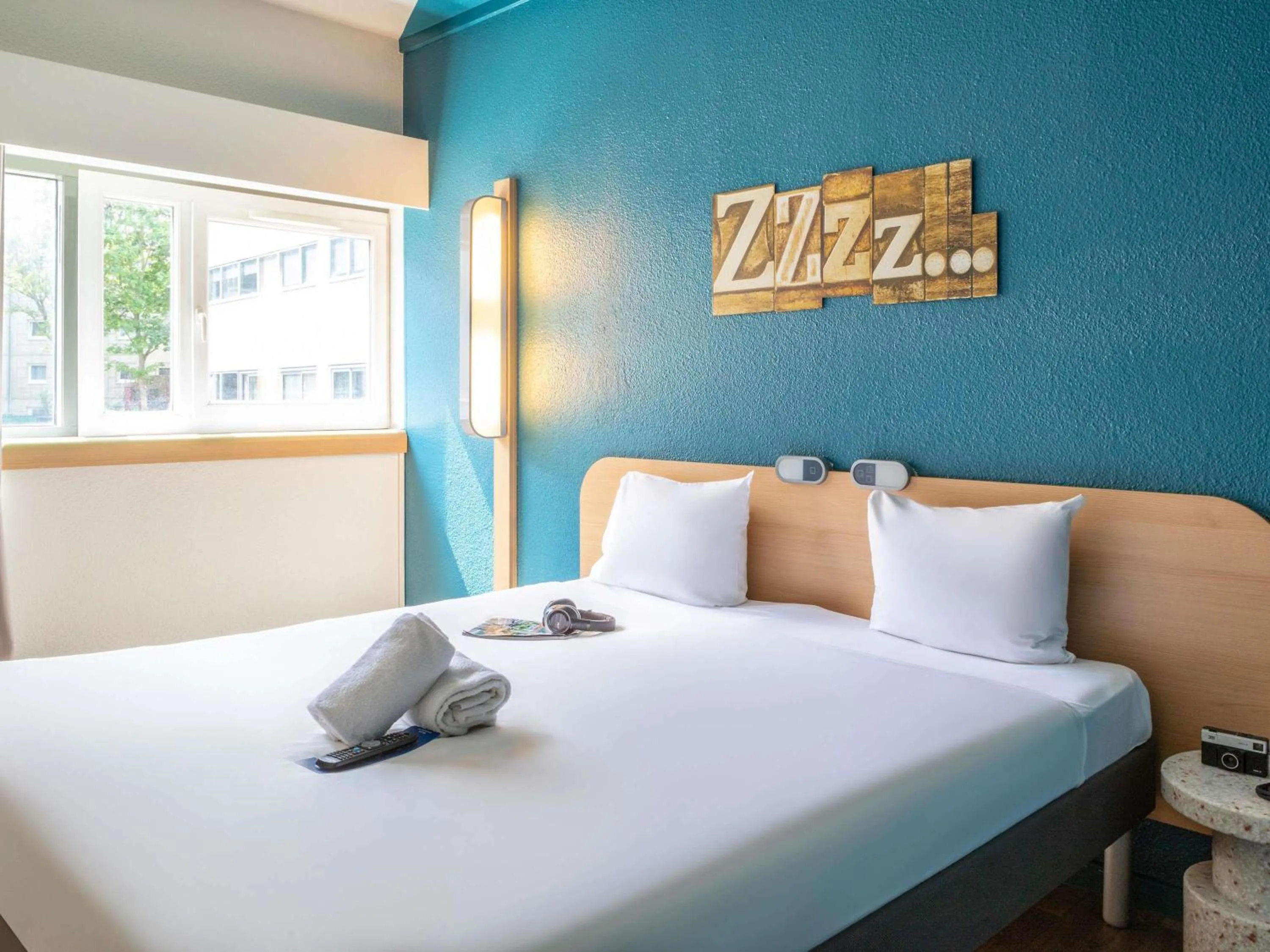 Bedroom, Bed in ibis budget Paris Porte de Pantin