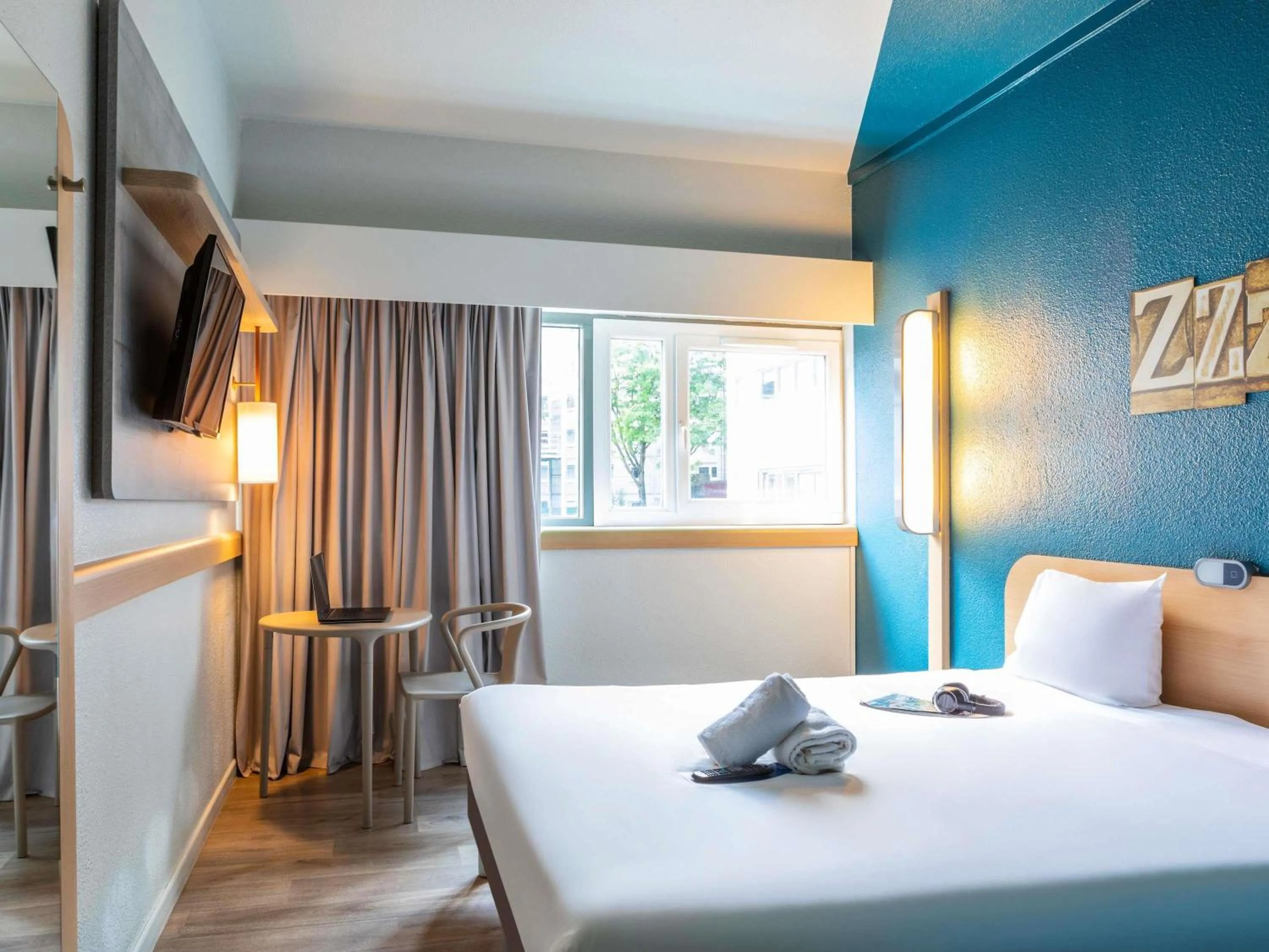 Bedroom, Bed in ibis budget Paris Porte de Pantin
