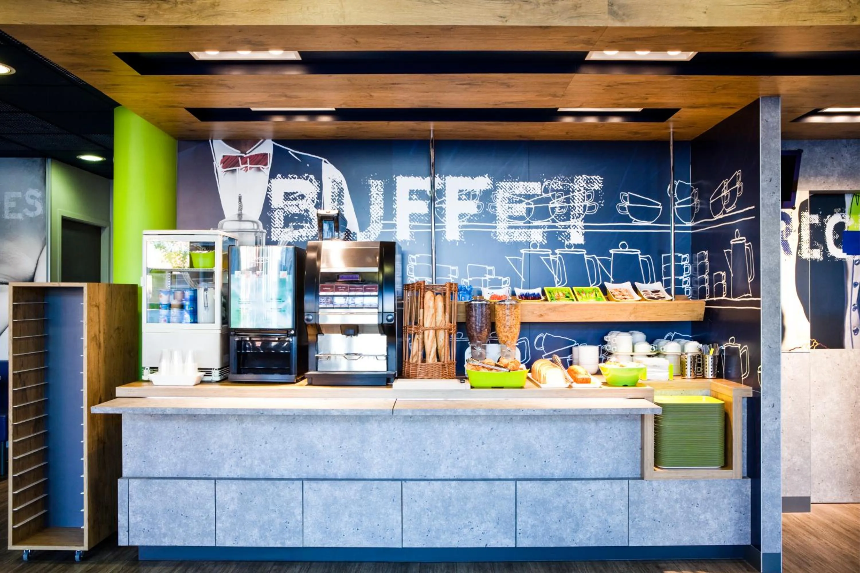 Communal lounge/ TV room in ibis budget Paris Porte de Pantin