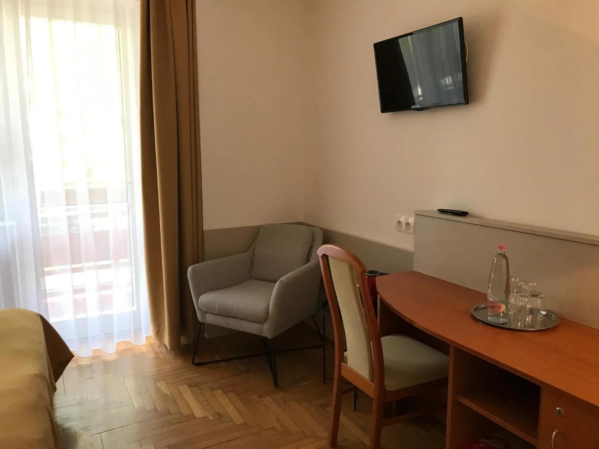 Seating area in Zsanett Hotel