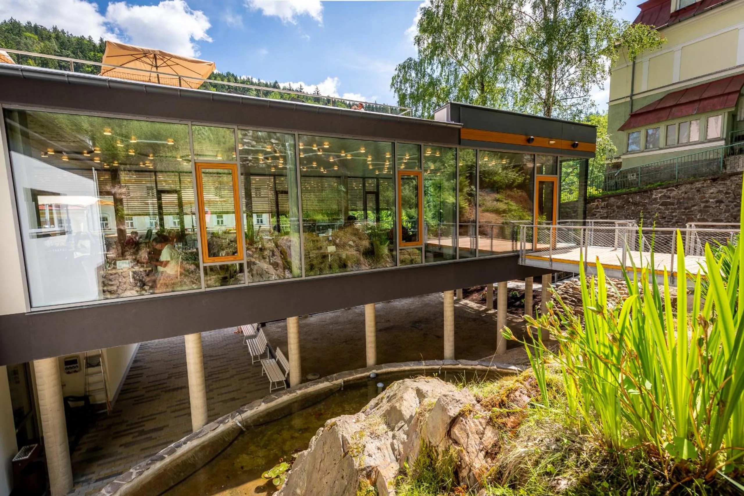 Restaurant/places to eat in Hotel Astoria