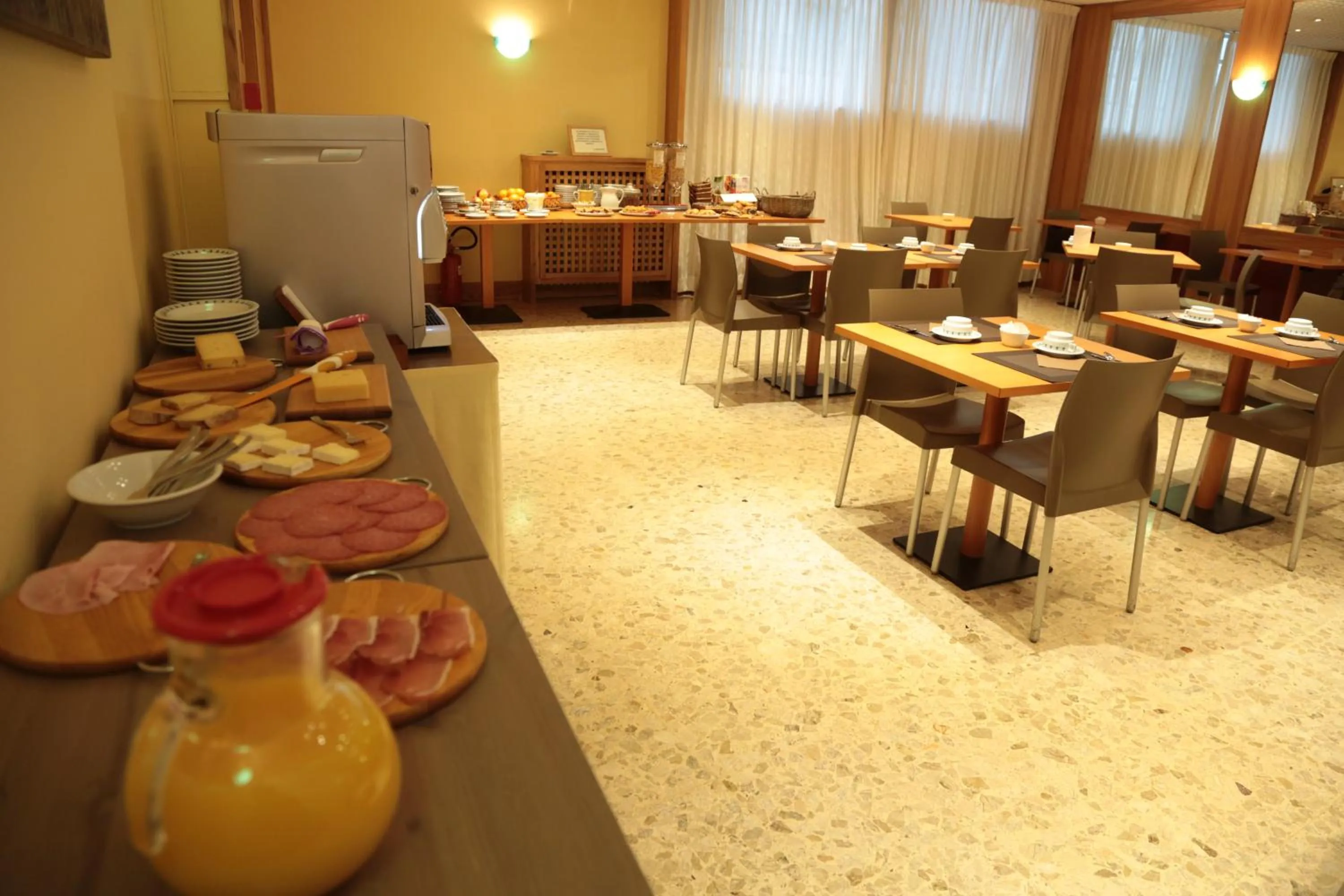 Restaurant/places to eat in Hotel Roma