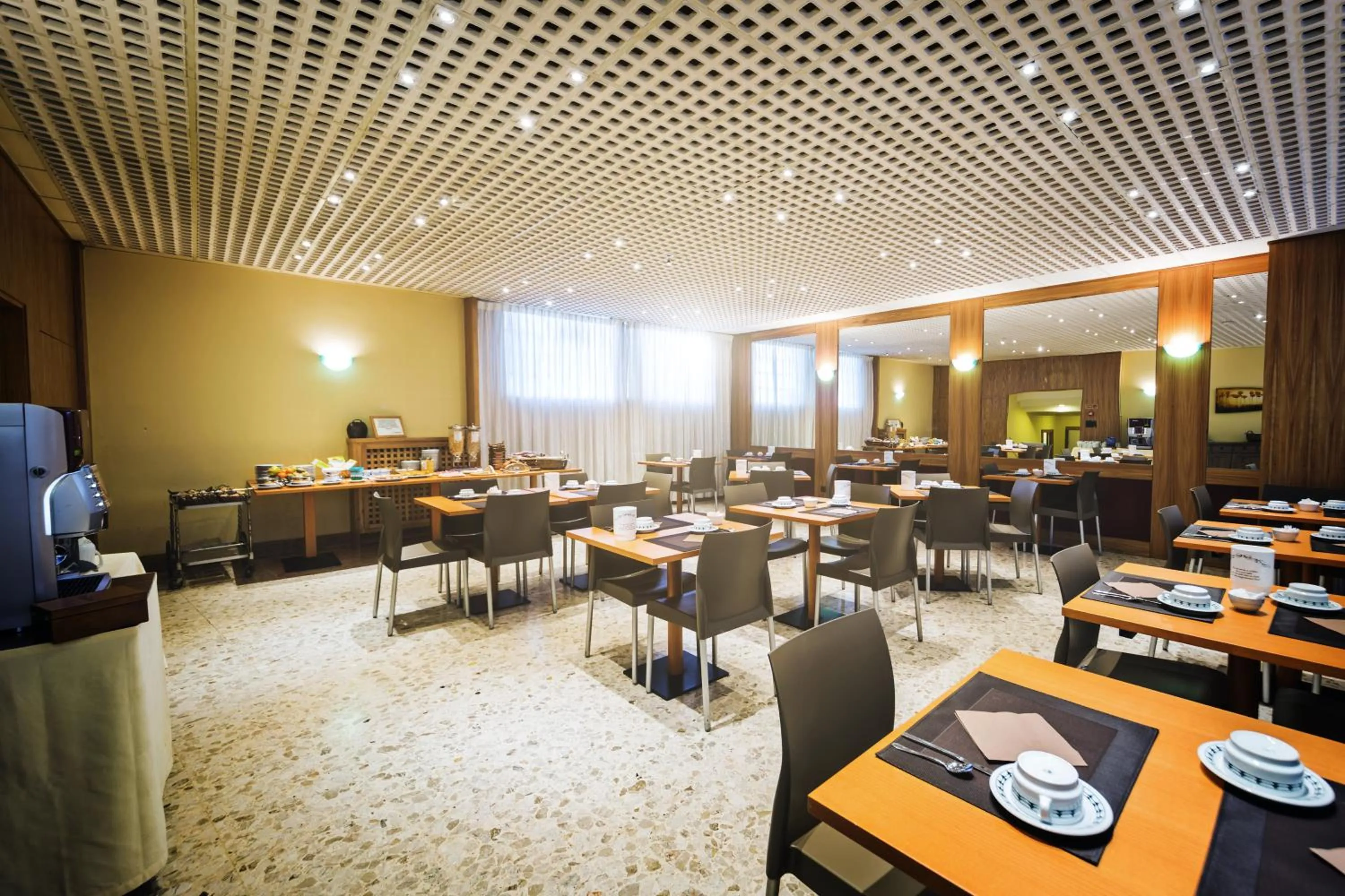 Restaurant/places to eat in Hotel Roma
