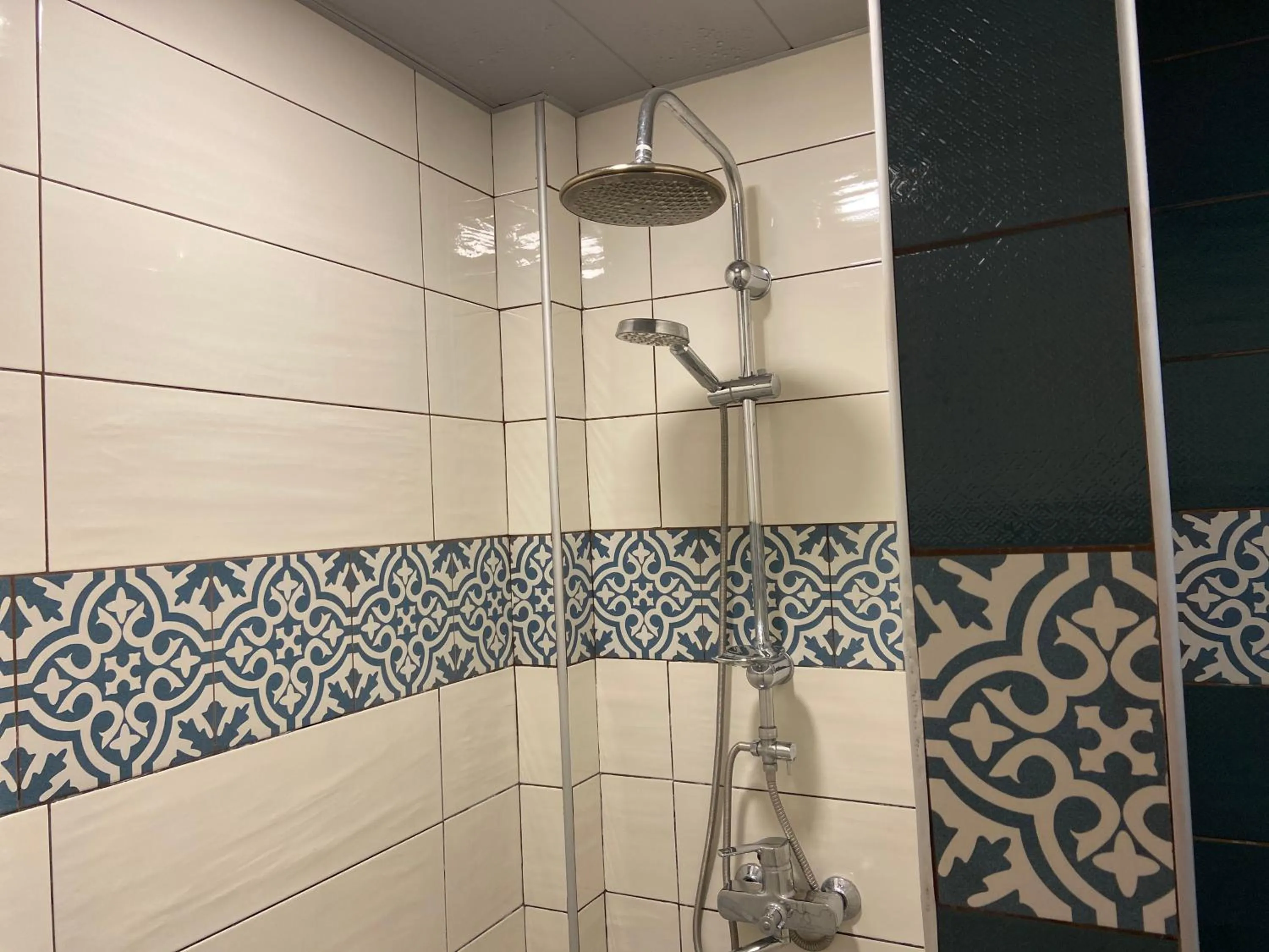 Shower in Mia B&B Old Tbilisi