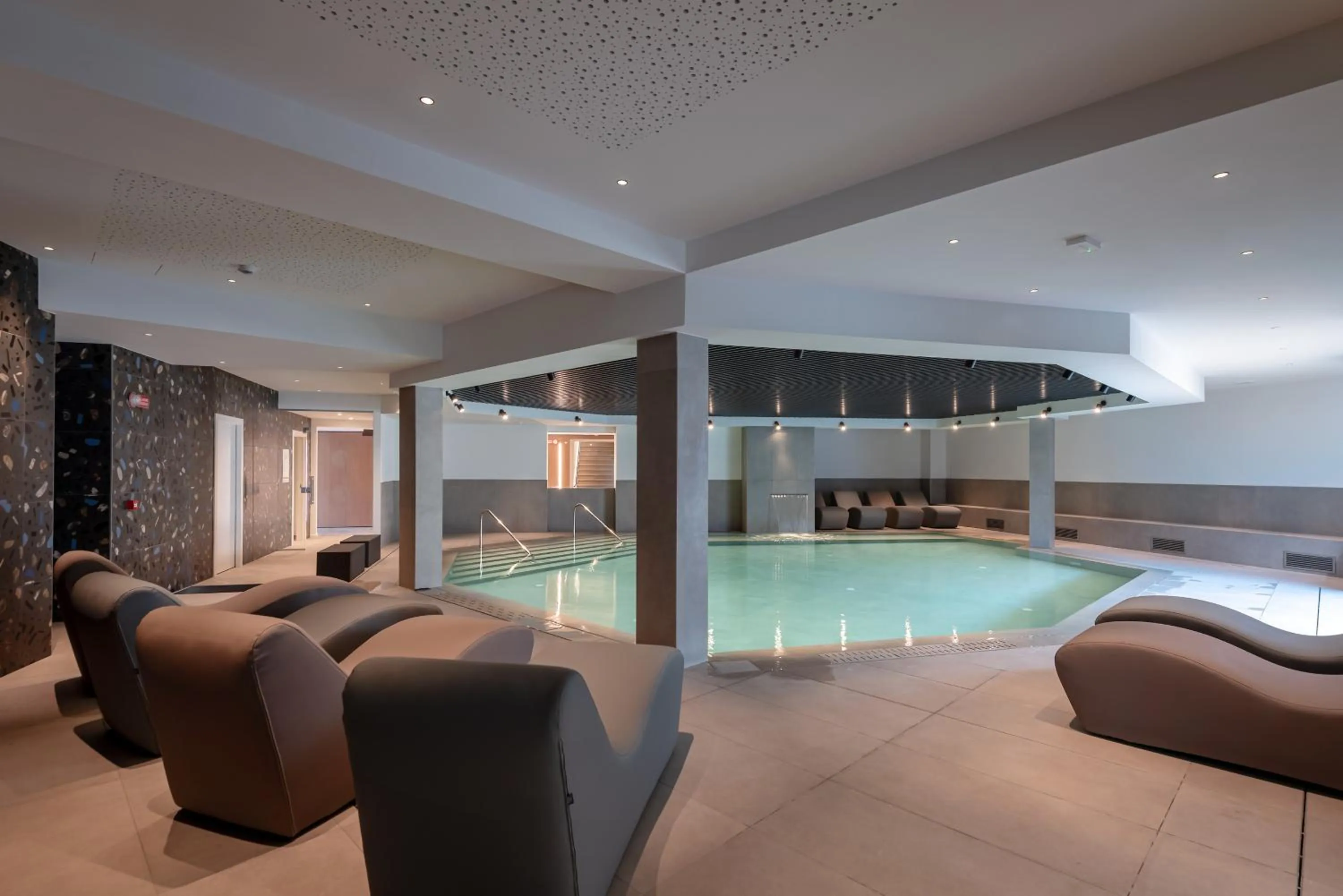 Swimming pool in Hotel Royal Village