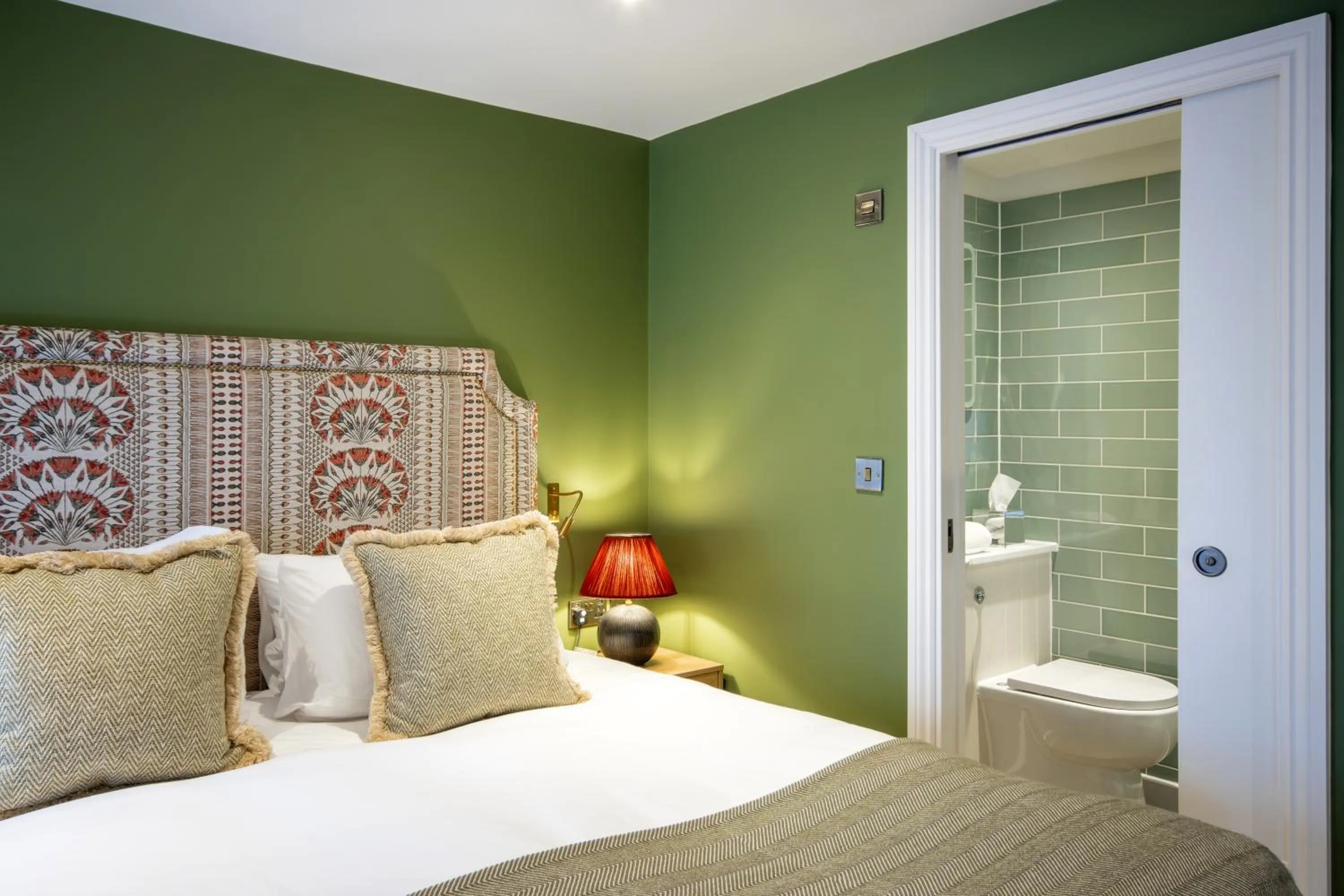 Bathroom, Bed in The Bell Hotel, Saxmundham